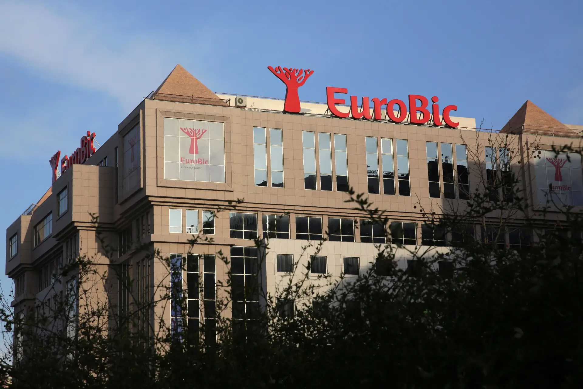 Banco espanhol Abanca compra 95% do Eurobic