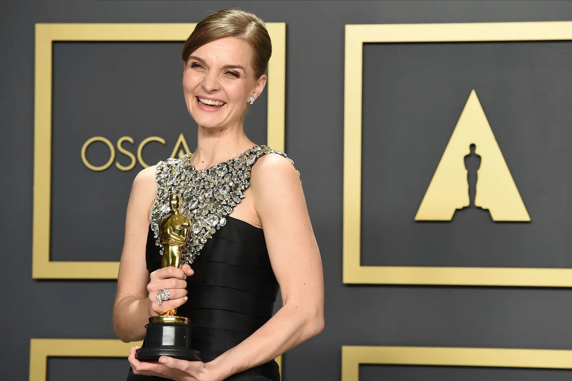 Compositora Hildur Guðnadóttir vence Óscar e diz que indústria se deve abrir a mais mulheres