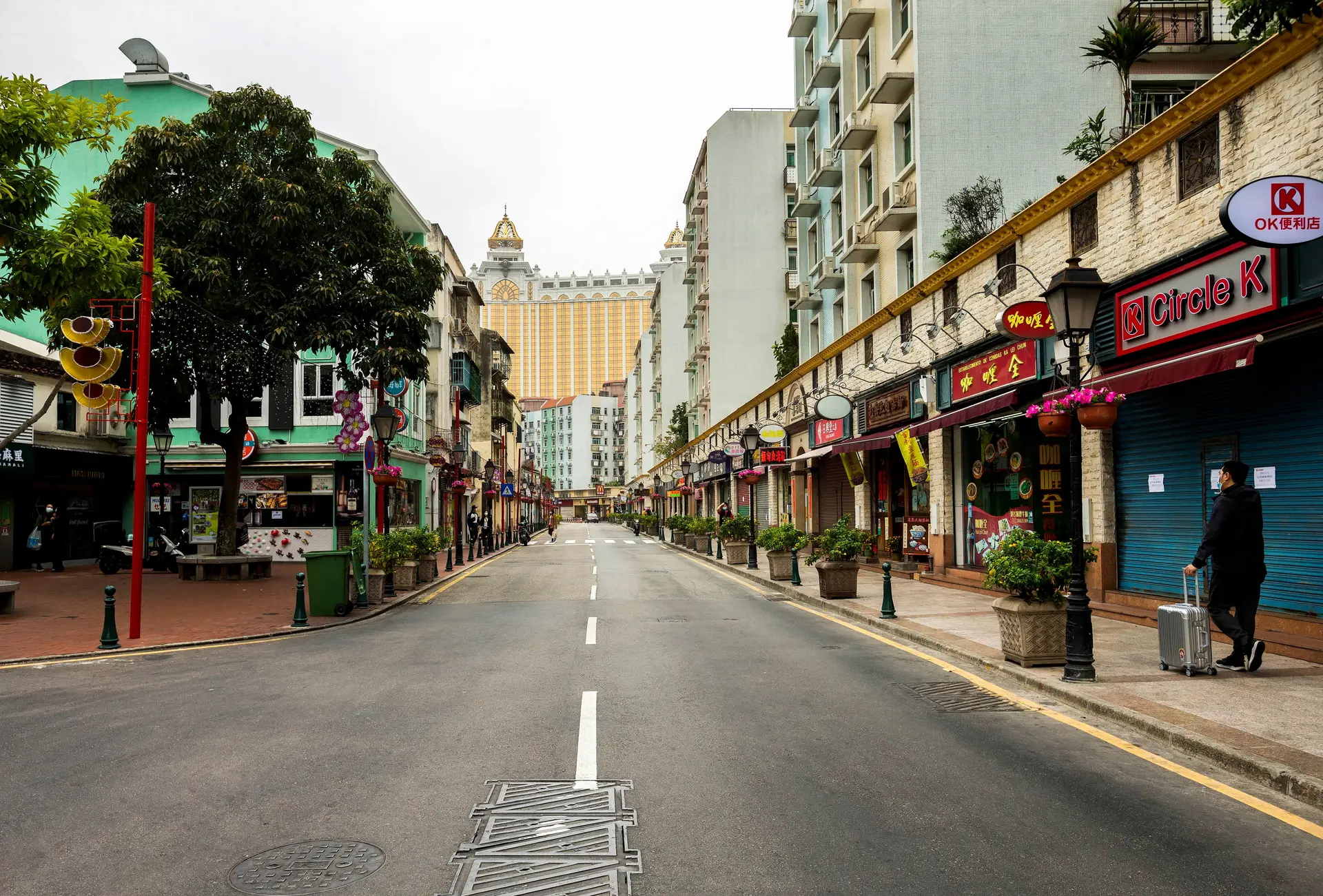 Ruas desertas e lojas encerradas devido ao surto do coronavírus é o cenário por todo o território de Macau e Taipa, China