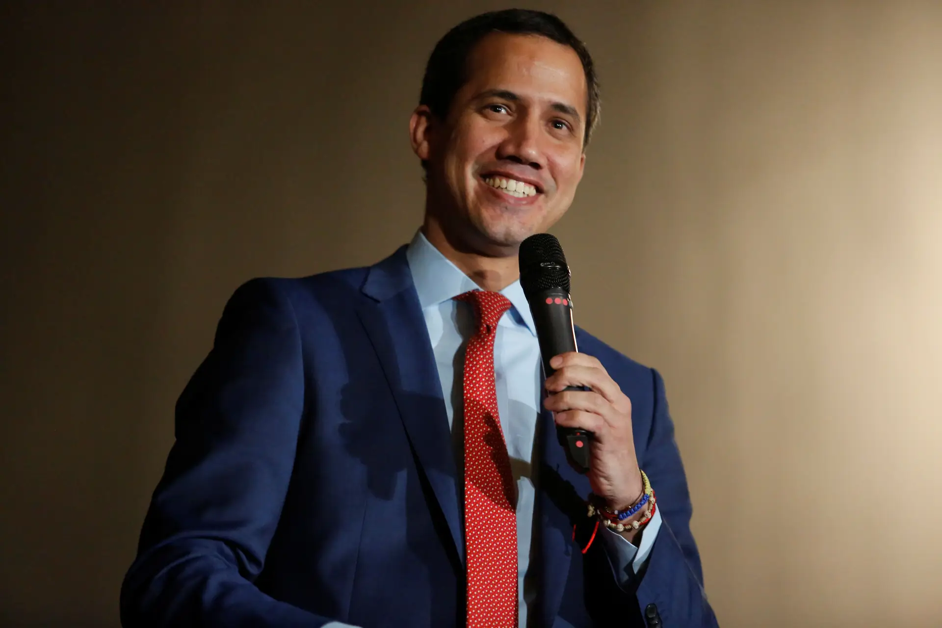 "Trago o compromisso do mundo livre": Guaidó anuncia chegada a Caracas