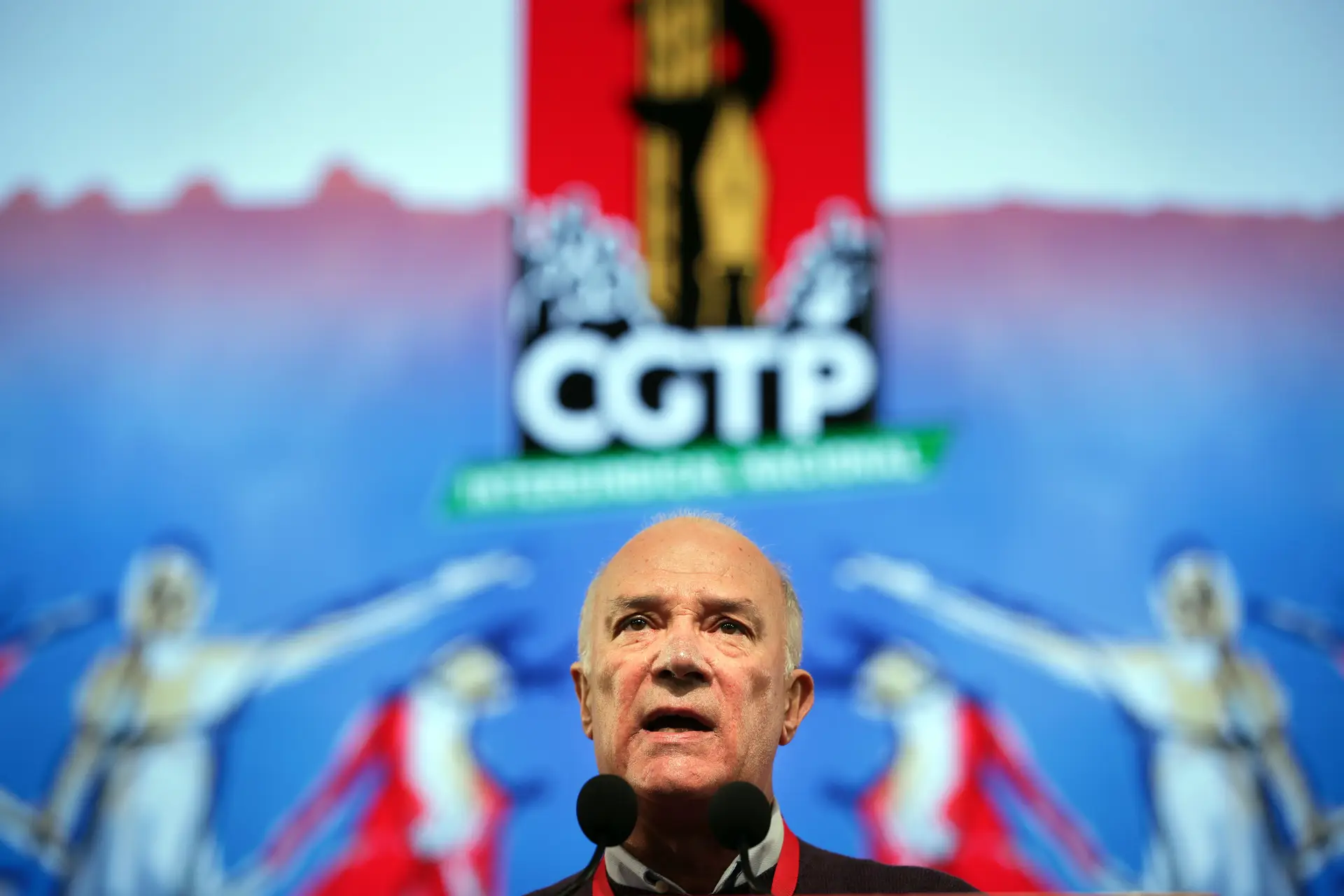 O secretário-geral do CGTP-IN, Arménio Carlos, discursa no XIV Congresso da CGTP-IN, no Pavilhão Municipal da Torre da Marinha, no Seixal.