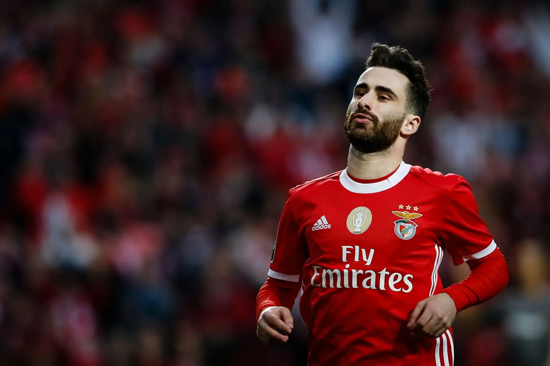 Rafa diz que objetivo do Benfica é o título em tempos "estranhos"