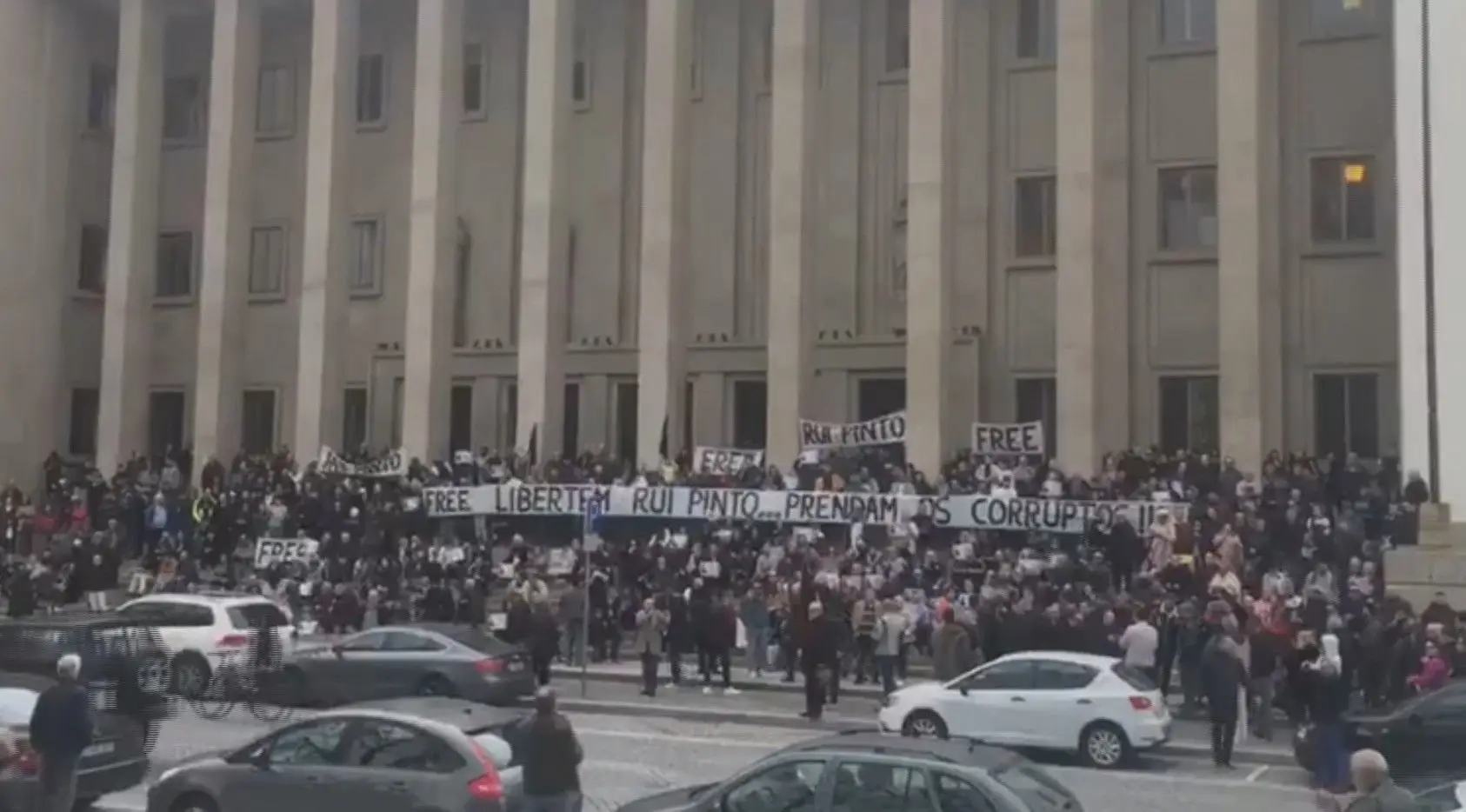 Centenas de pessoas manifestam-se no Porto pela libertação de Rui Pinto