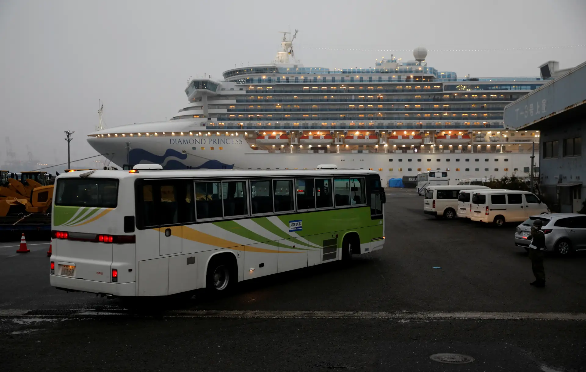 Vários países decidem retirar cidadãos de navio em quarentena no Japão