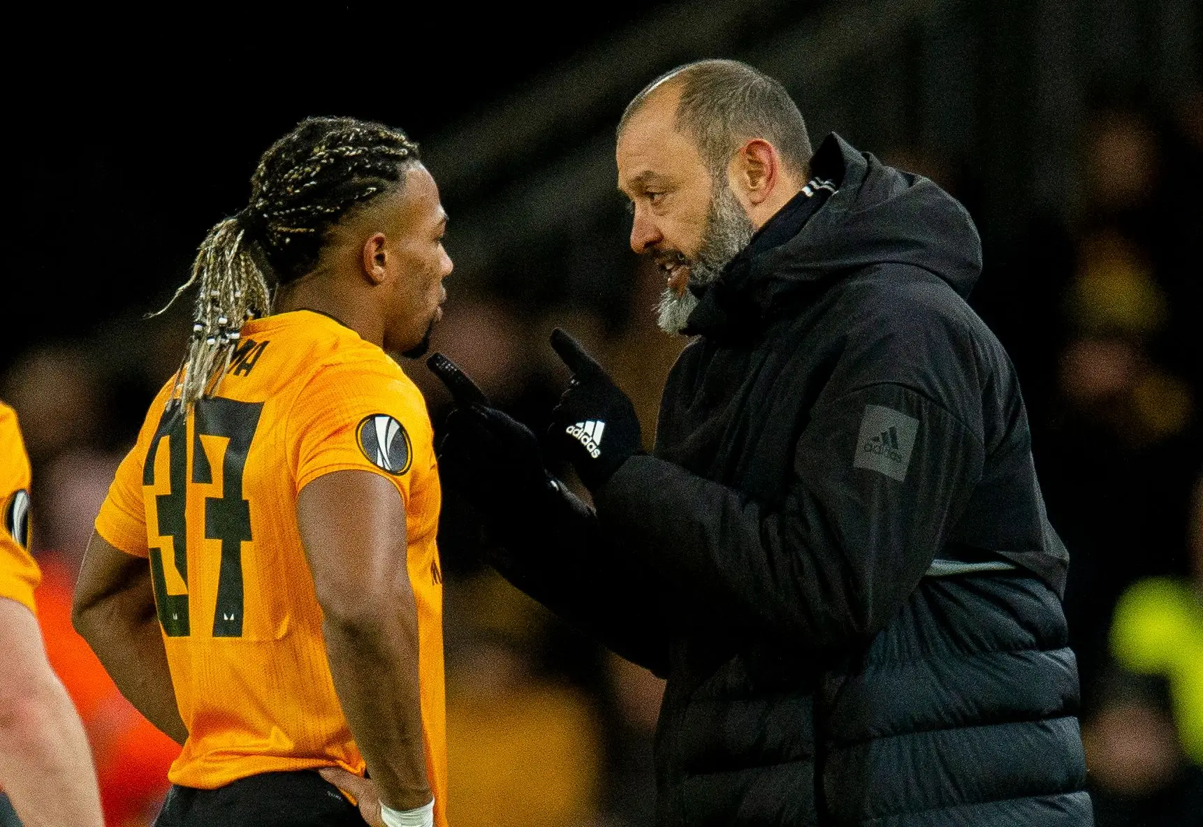 O jogador do Wolverhampton Wanderers Adama Traore (esq.) foi o alvo dos insultos racistas do adepto do Esoanyol.