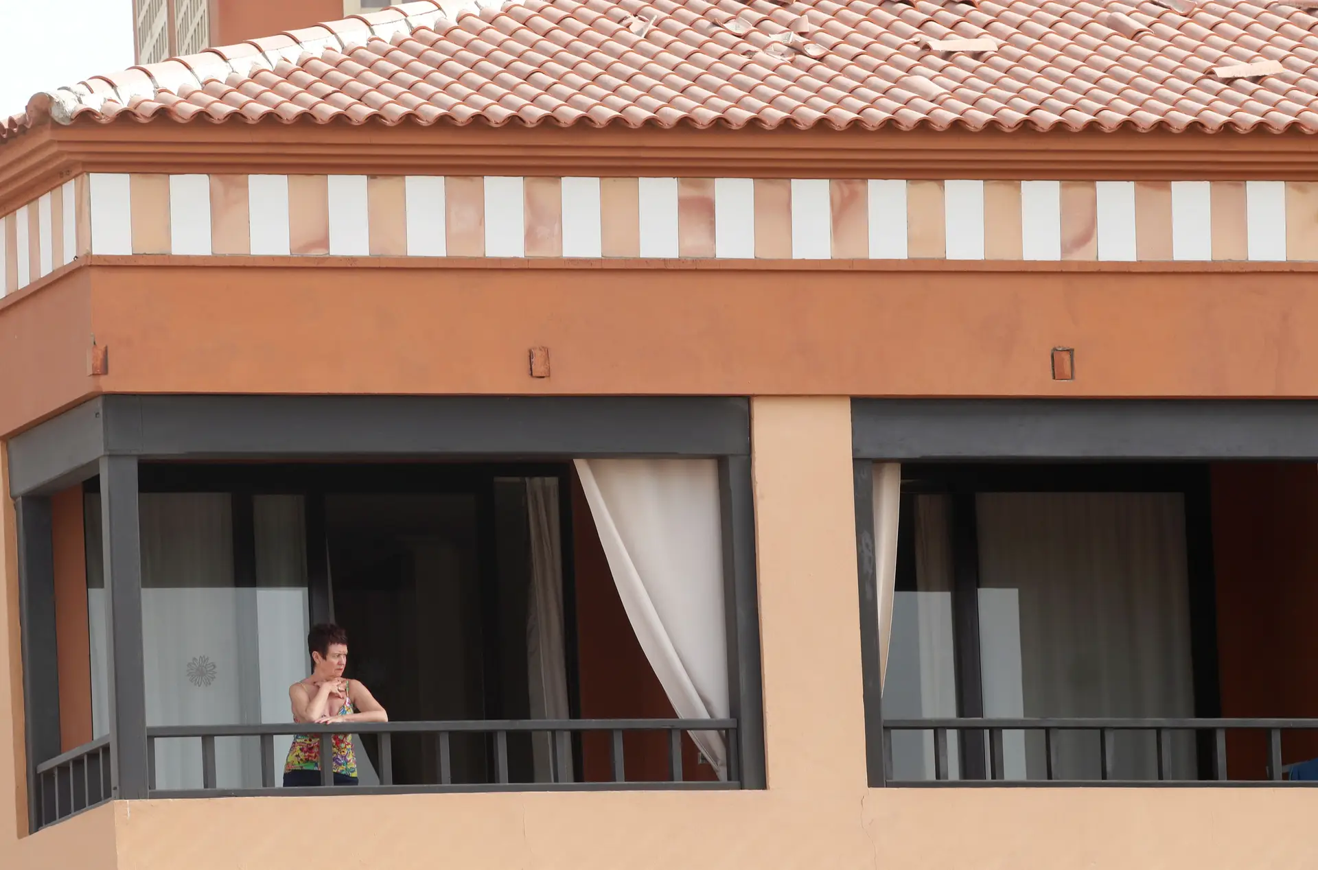 Não há portugueses entre os mil turistas isolados num hotel das Canárias