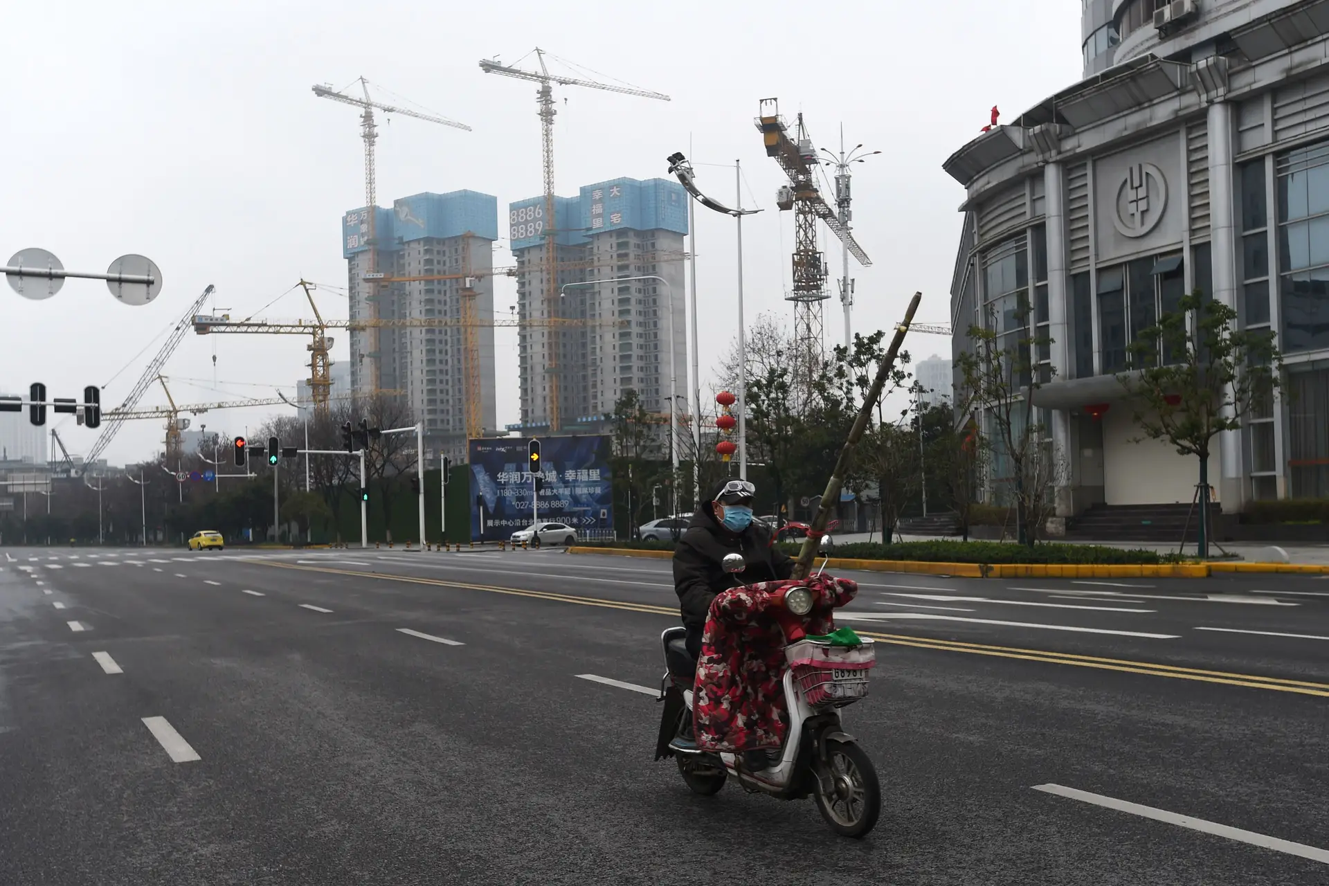 Ex-presidiária infetada com coronavírus consegue romper bloqueios em Wuhan e viajar até Pequim