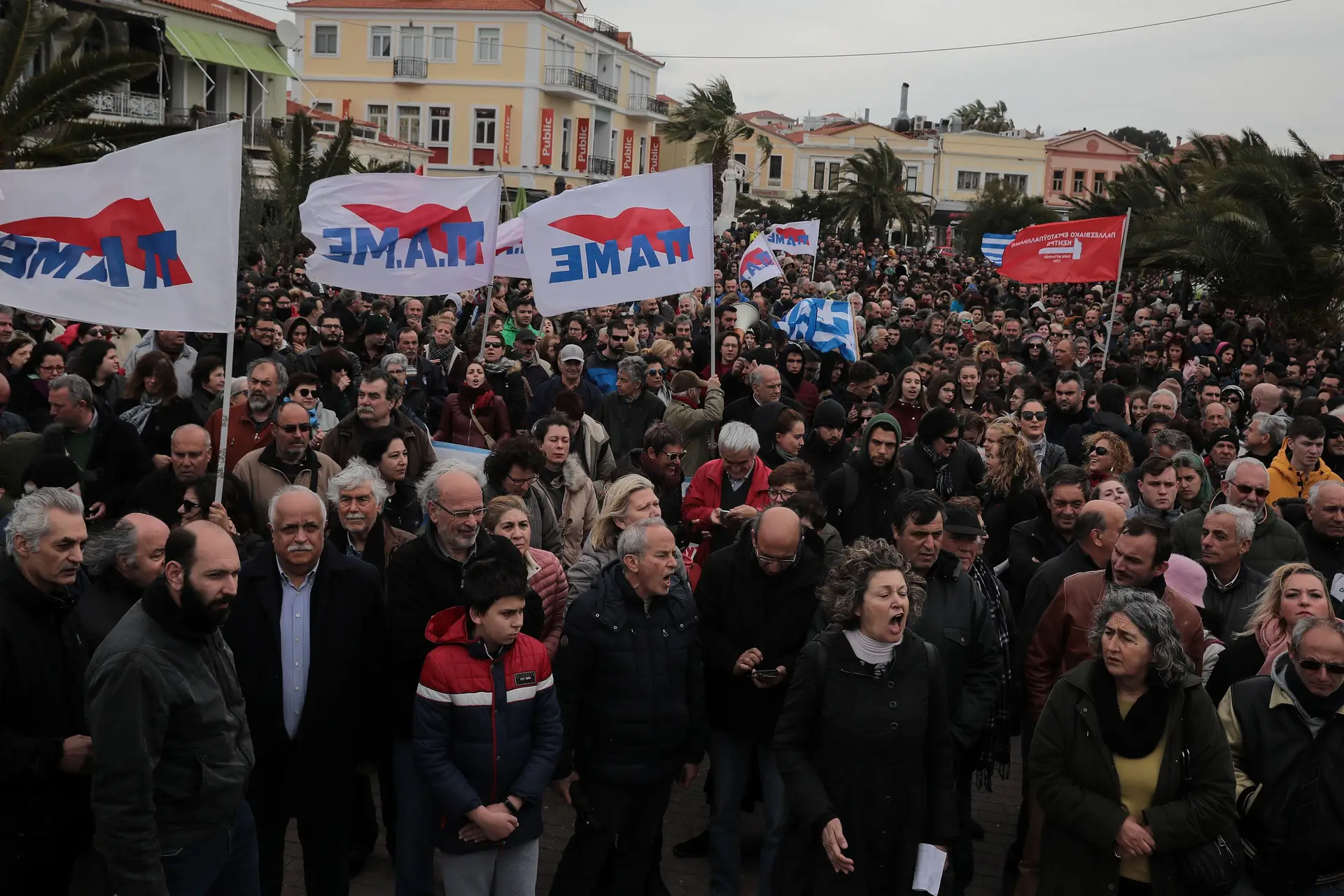 Manifestação na ilha de Lesbos contra novo campo de migrantes