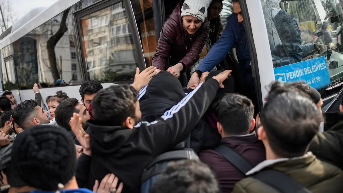 Refugiados sírios tentam entrar num autocarro, em Istambul, Turquia, para chegar à União Europeia. 