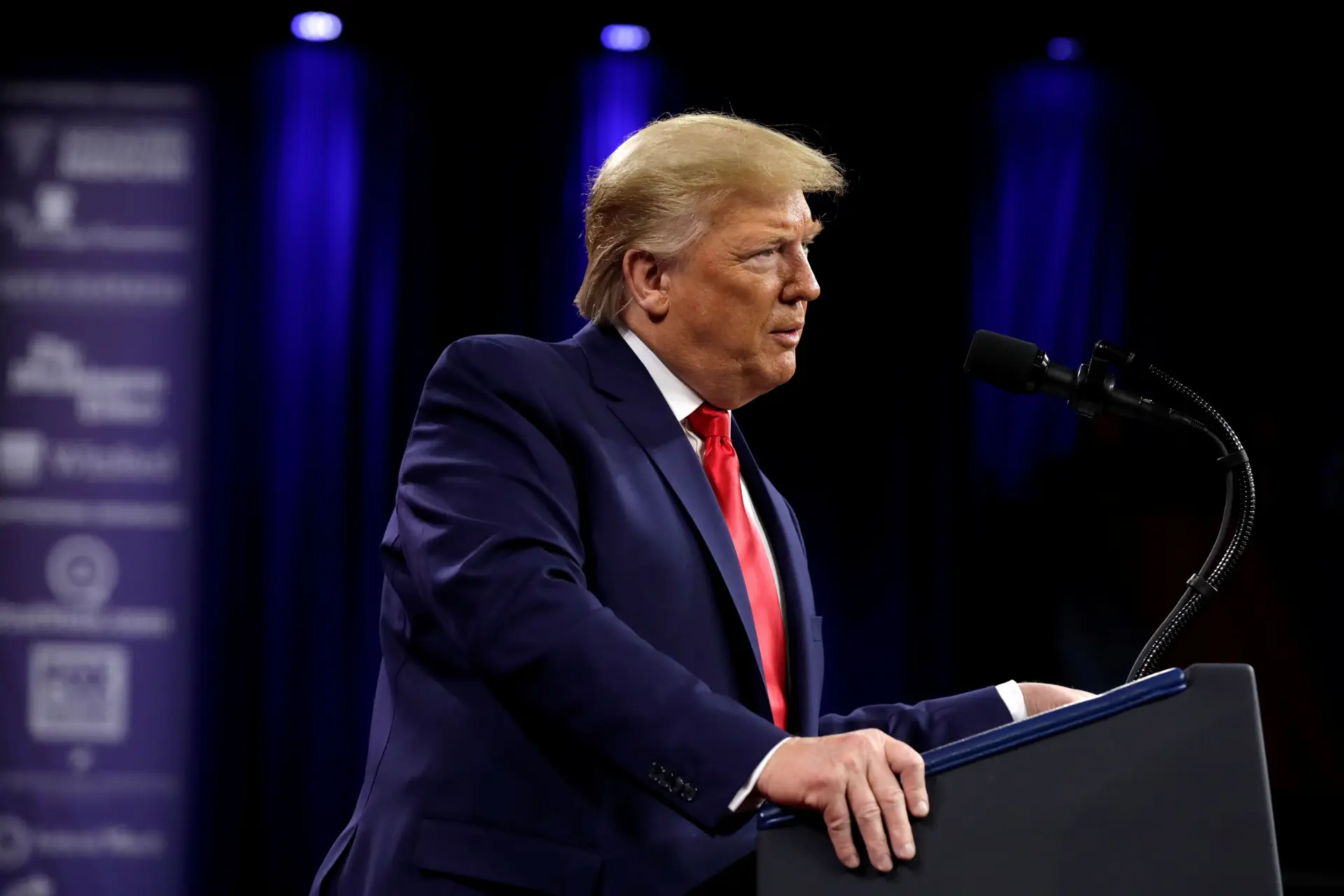 Trump assina plano de oito mil milhões de euros para combater o surto de coronavírus