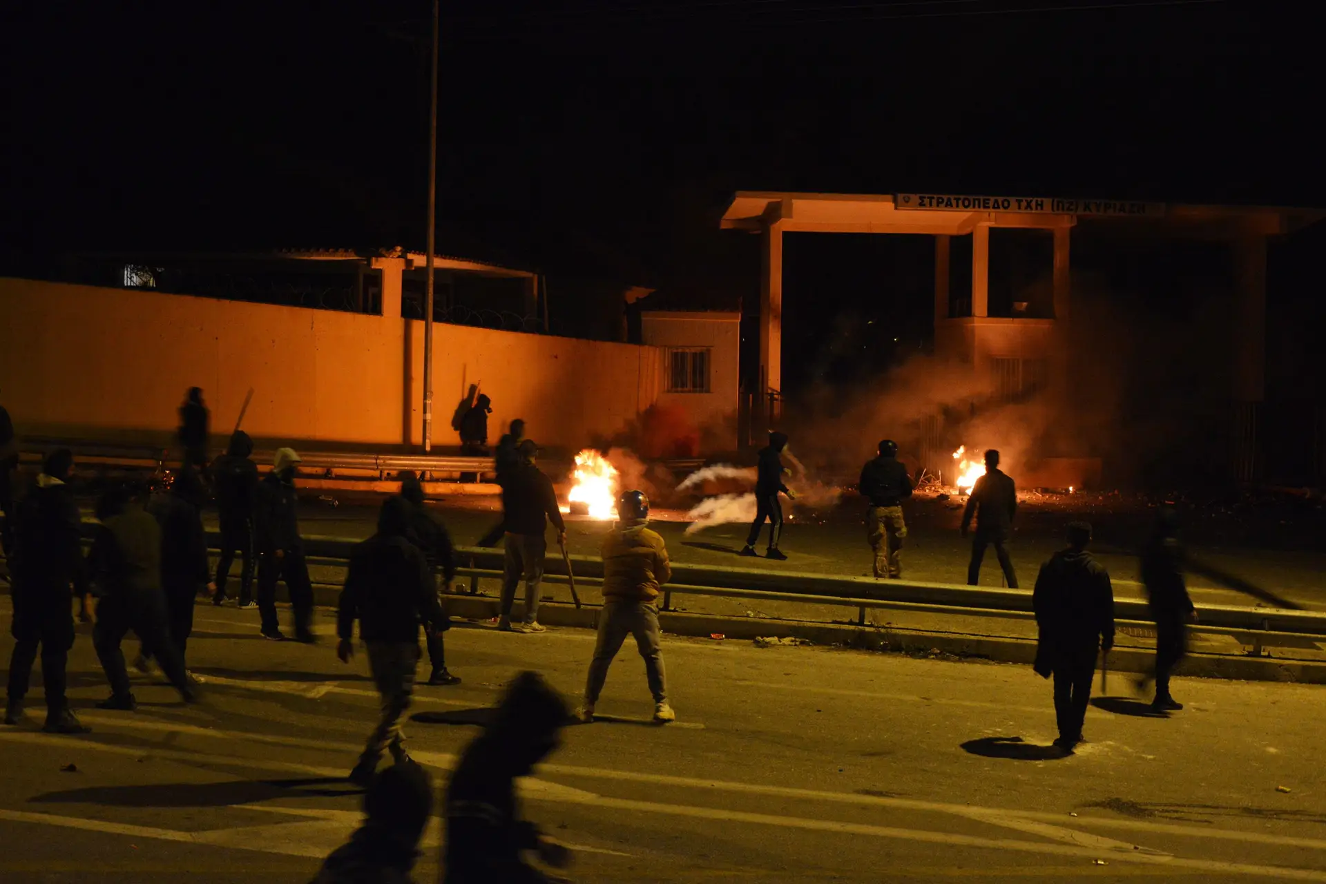 Habitantes de Lesbos incendeiam centro de acolhimento de migrantes desocupado