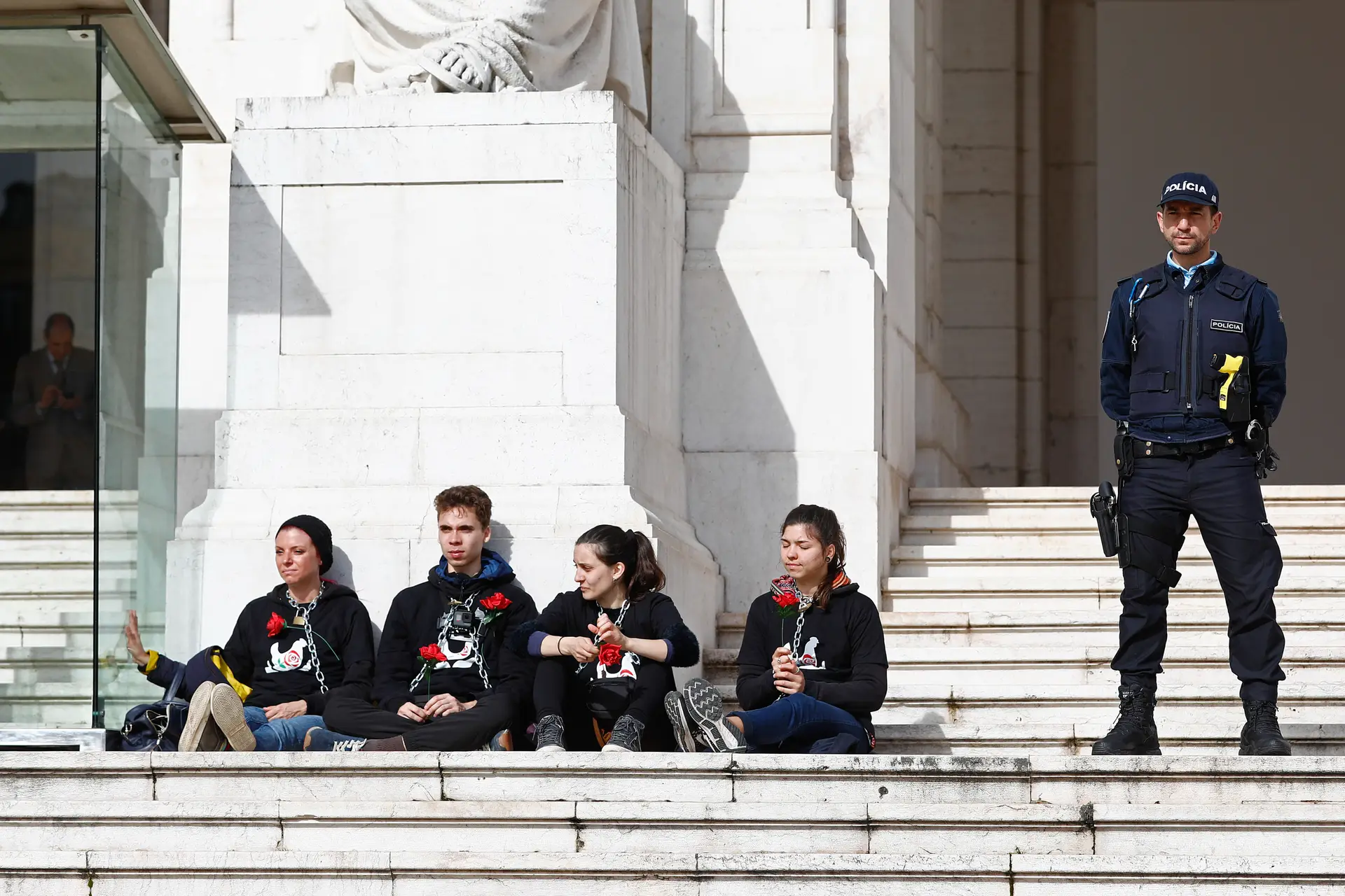 PSP detém ativistas acorrentados em frente ao Parlamento pelos direitos dos animais