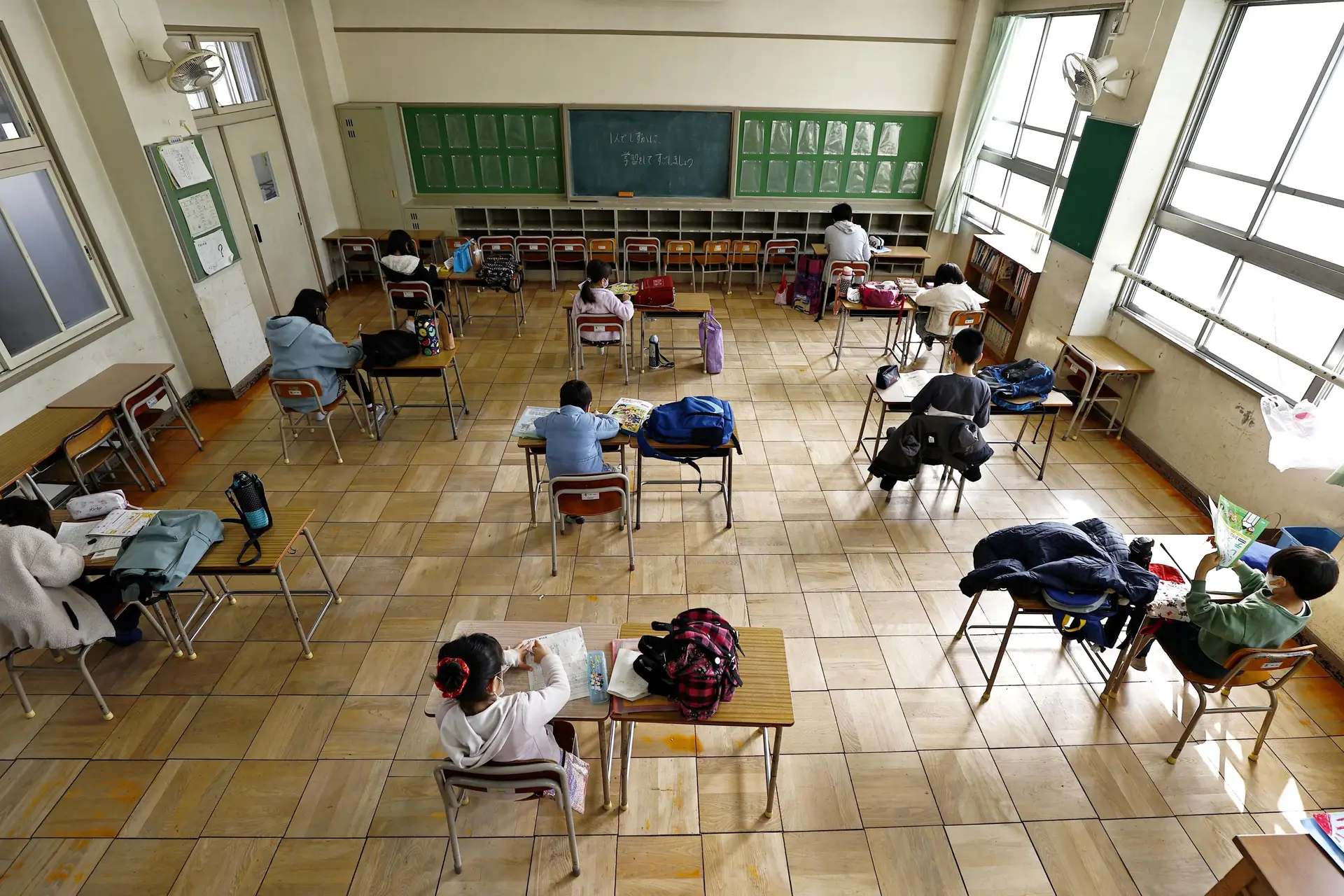 Esta escola primária foi abertas para crianças que não podem ficar em casa sozinhas enquanto os pais estão a trabalhar, no Japão.
