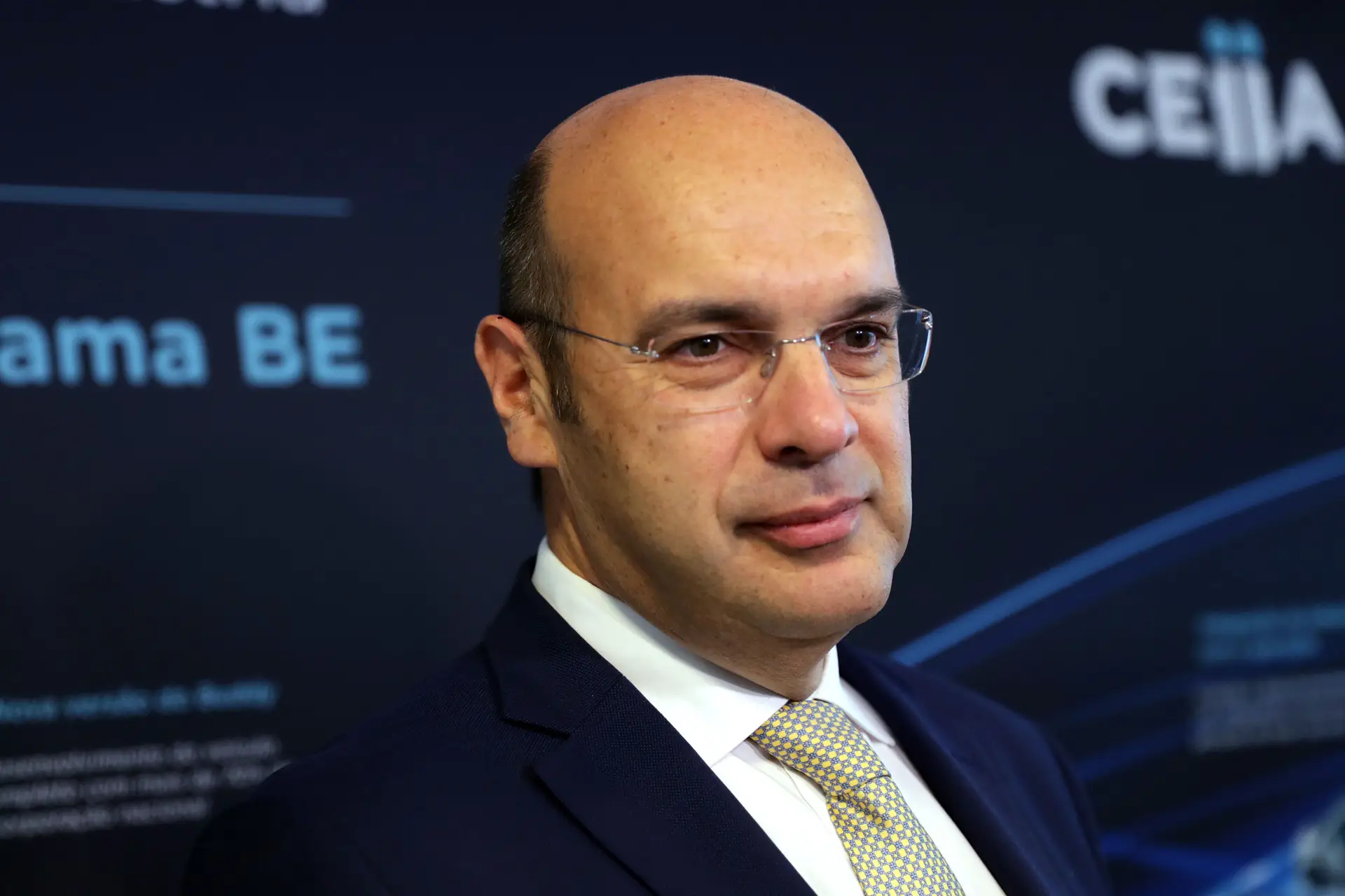 Ministro da Economia diz não existirem preocupações sobre stock farmacêutico devido a coronavírus