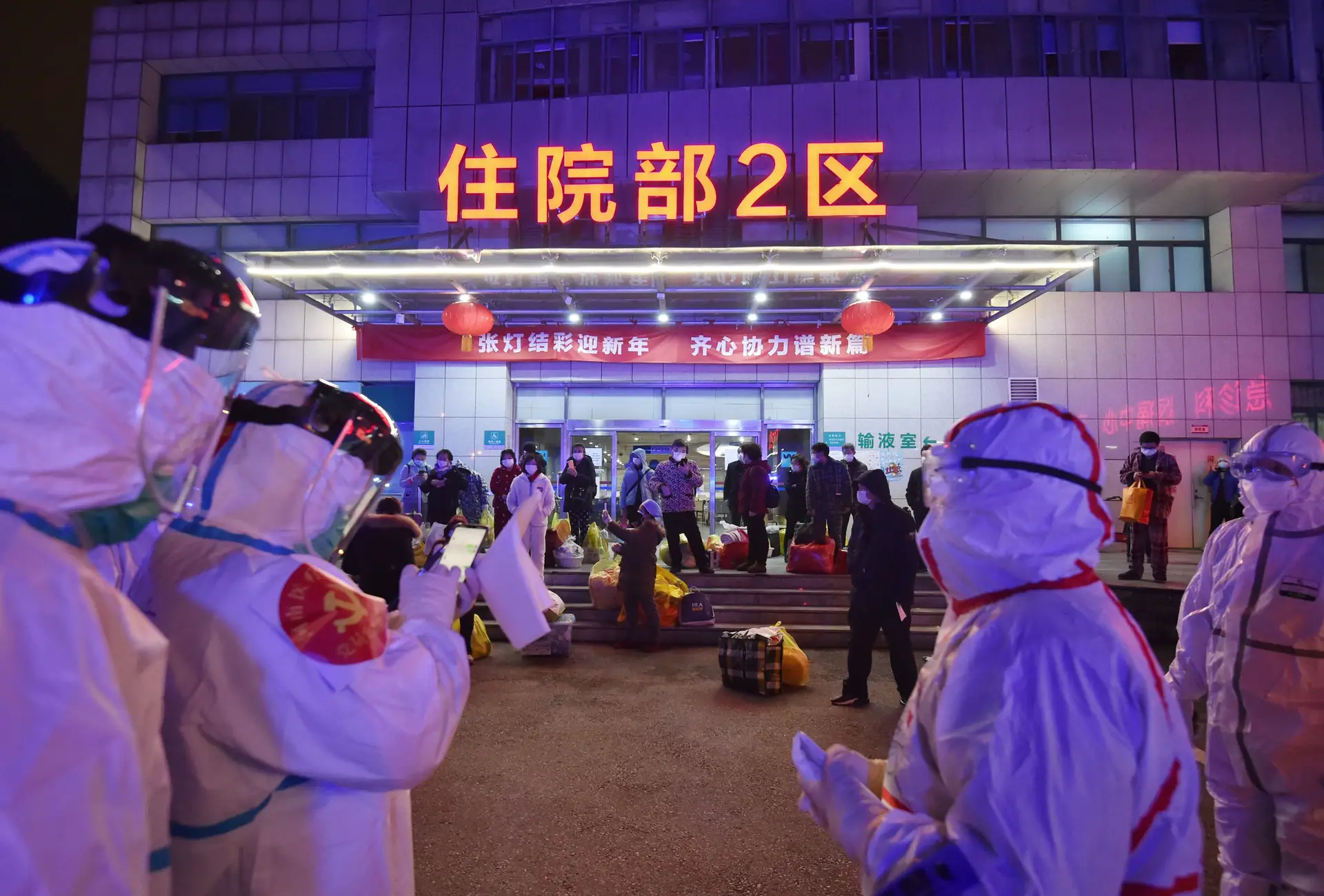 Homem morre de insuficiência respiratória cinco dias depois de receber alta em Wuhan