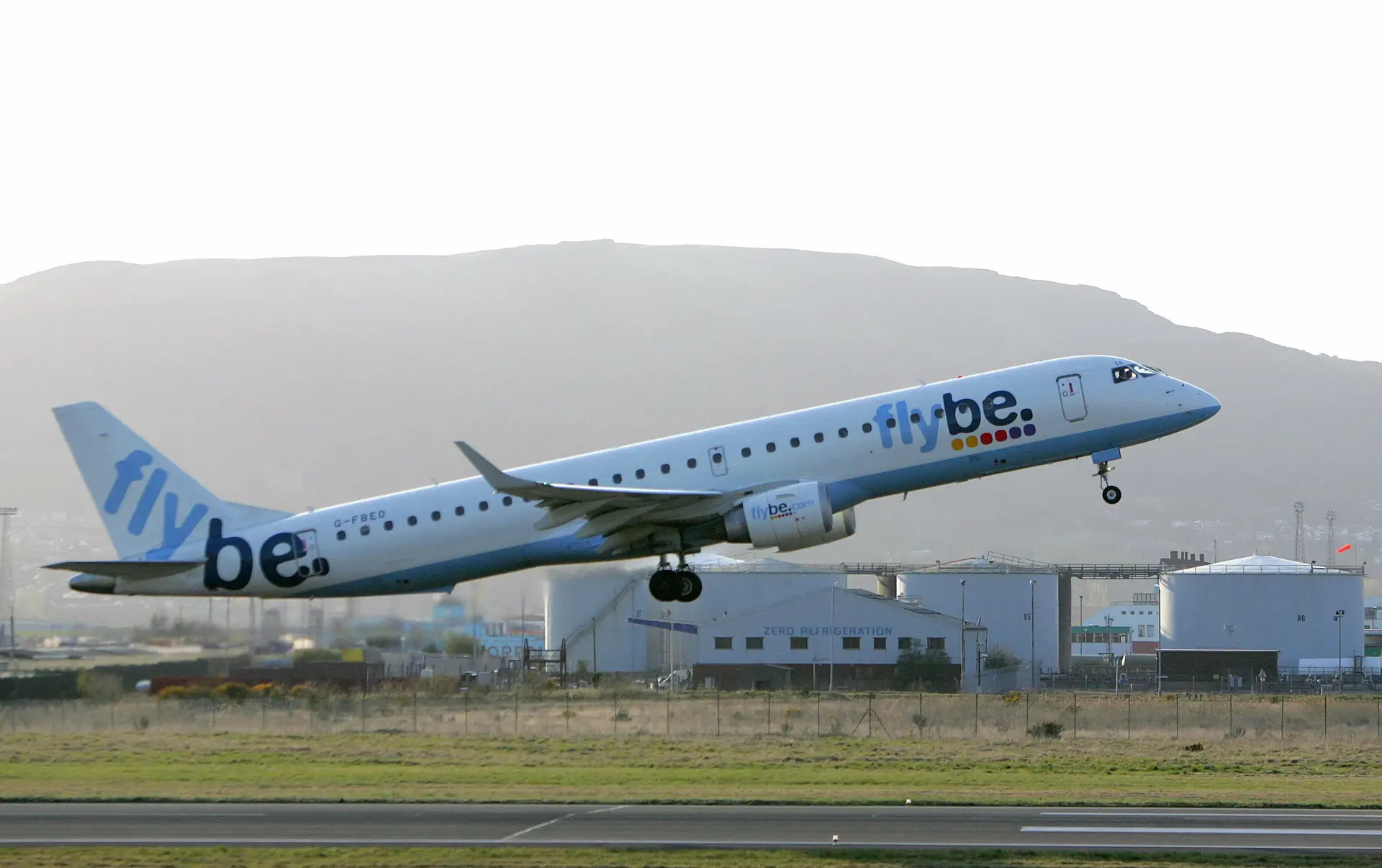 Companhia aérea britânica Flybe declara falência e anula todos os voos