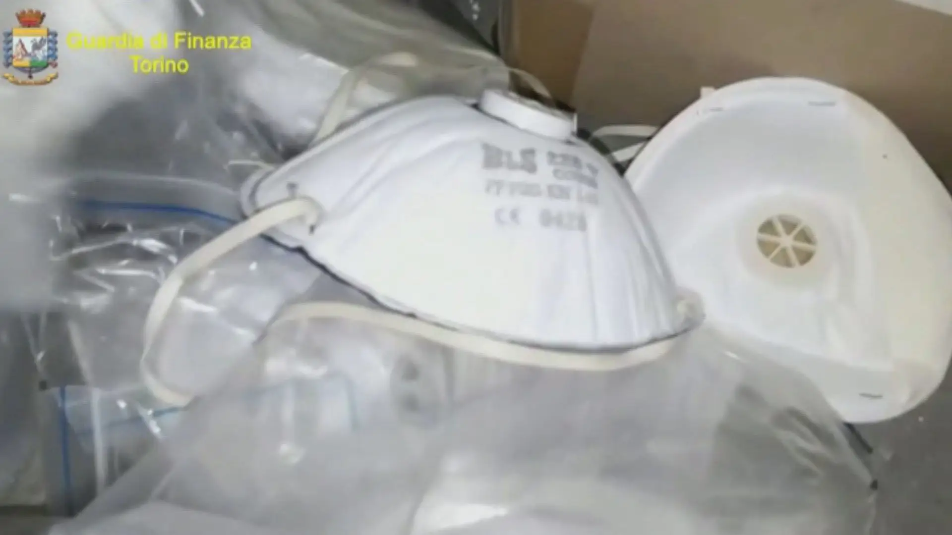 Três homens detidos por tentarem revender máscaras fora de prazo em França