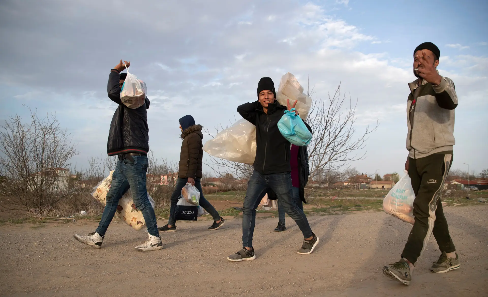 Grécia reforça fronteiras enquanto Presidente turco sugere abertura