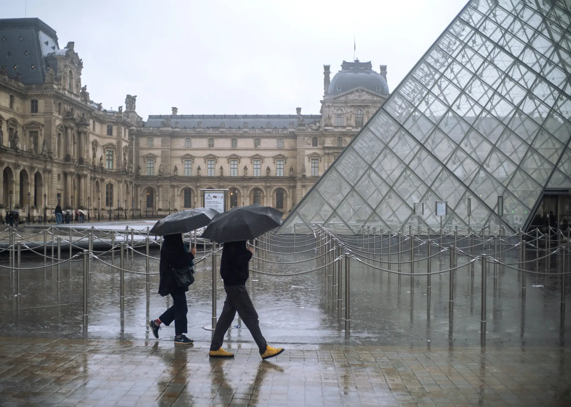 Homens disfarçados de polícias burlam estudantes chineses em França