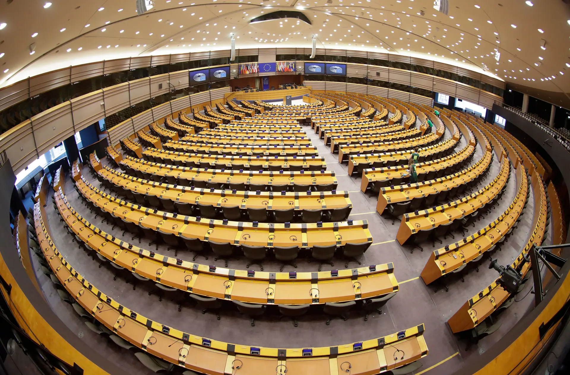 Sessão do Parlamento Europeu reduzida a um dia e sem votações devido ao coronavírus