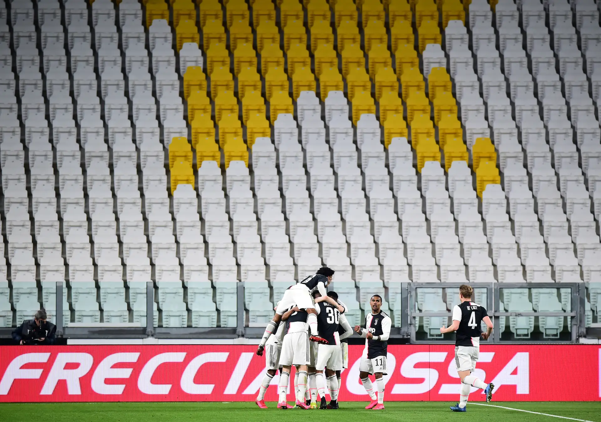 Jogadores da Juventus celebraram a vitória frente ao Inter de Milão e a liderança no campeonato sem os seus adeptos.