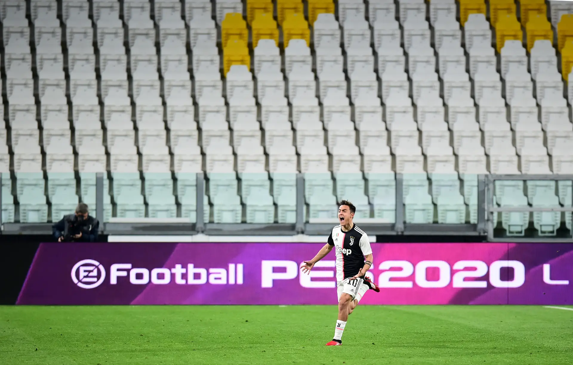 Dybala durante os festejos do golo que selou a vitória da Juventus (2-0).
