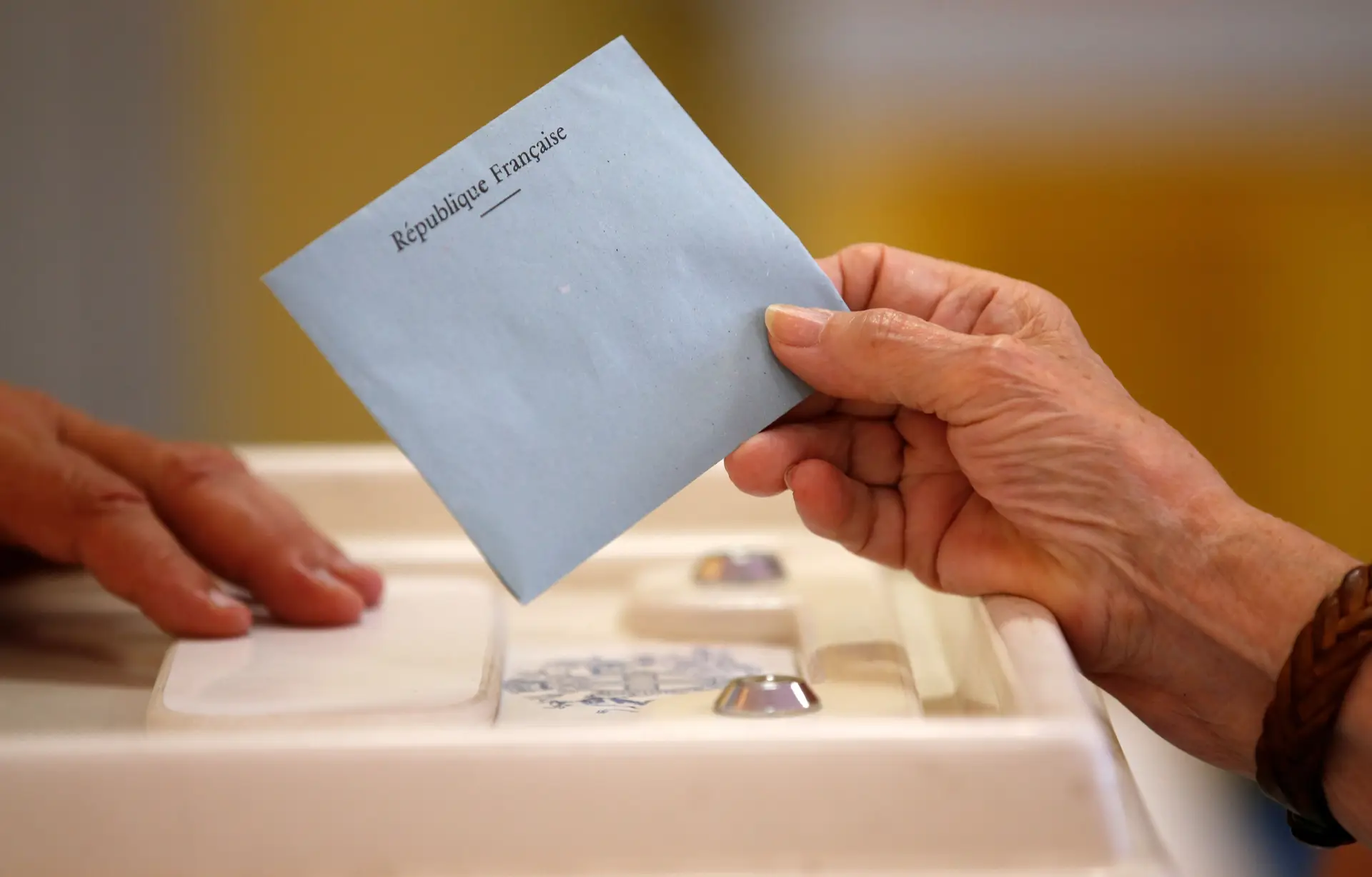 Adiada segunda volta das eleições municipais em França
