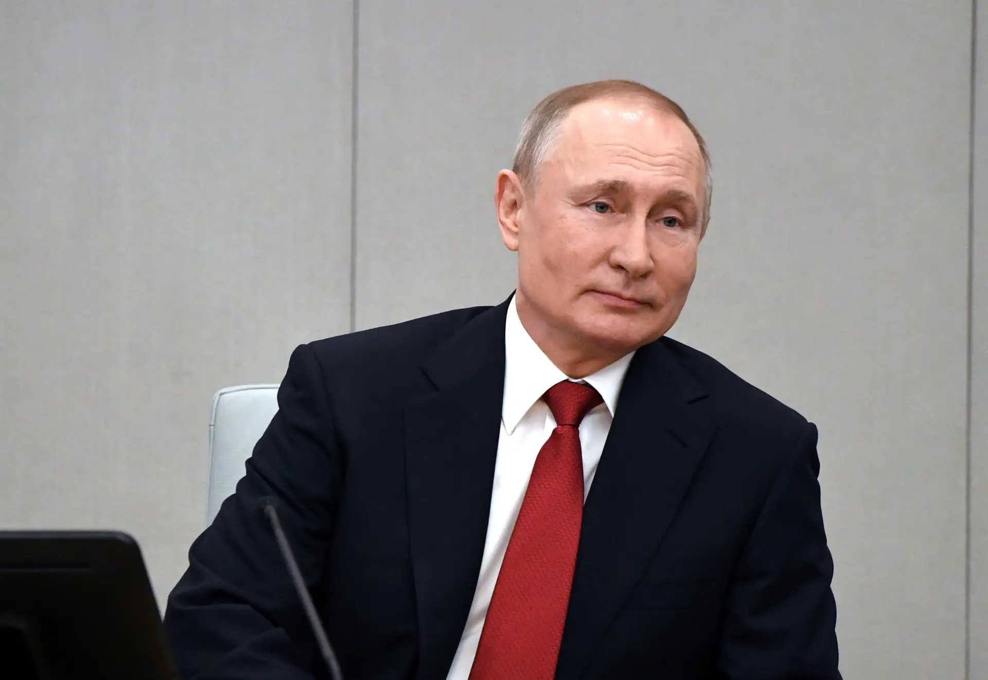 Putin apoia um corte da produção de petróleo em 10 milhões de barris por dia