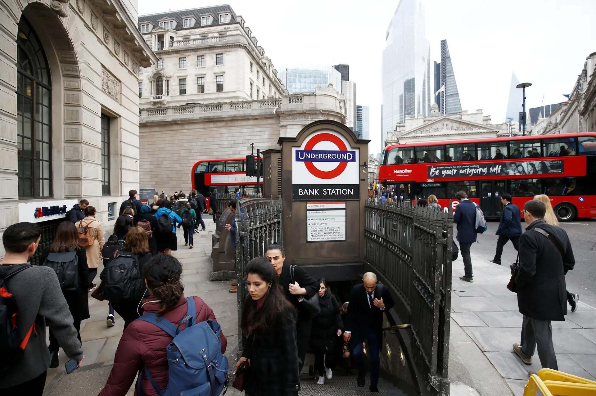 Corte dos juros para ajudar britânicos durante "choque económico" provocado por Covid-19