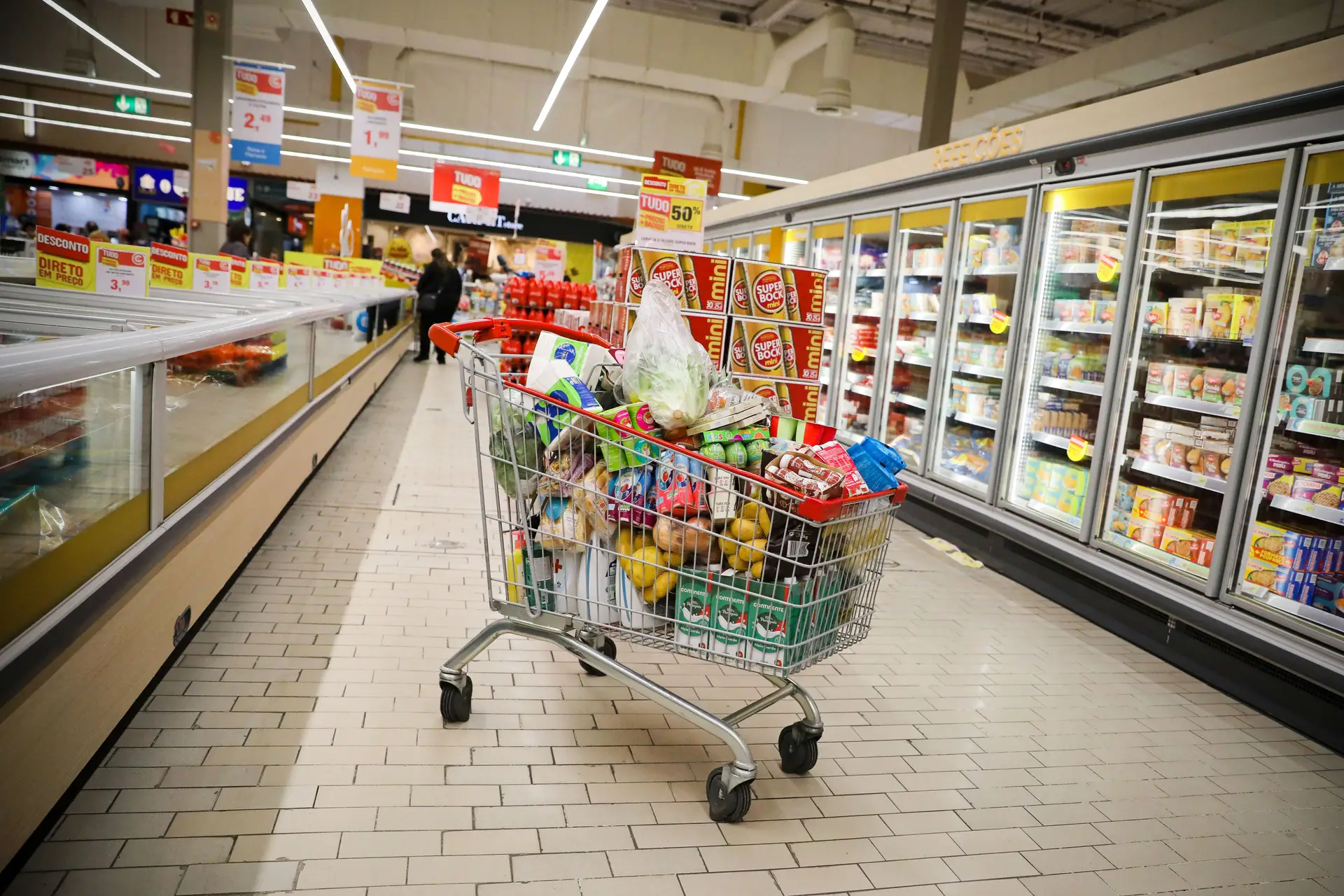 Câmara de Lisboa proíbe abertura de hipermercados às 6:30
