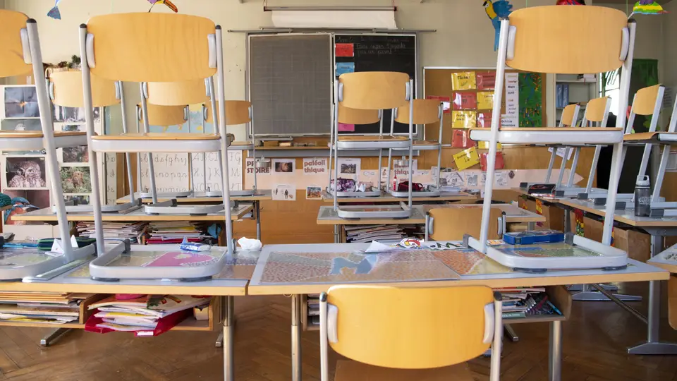 Uma escola encerrada em Lausanne, Suíça.  