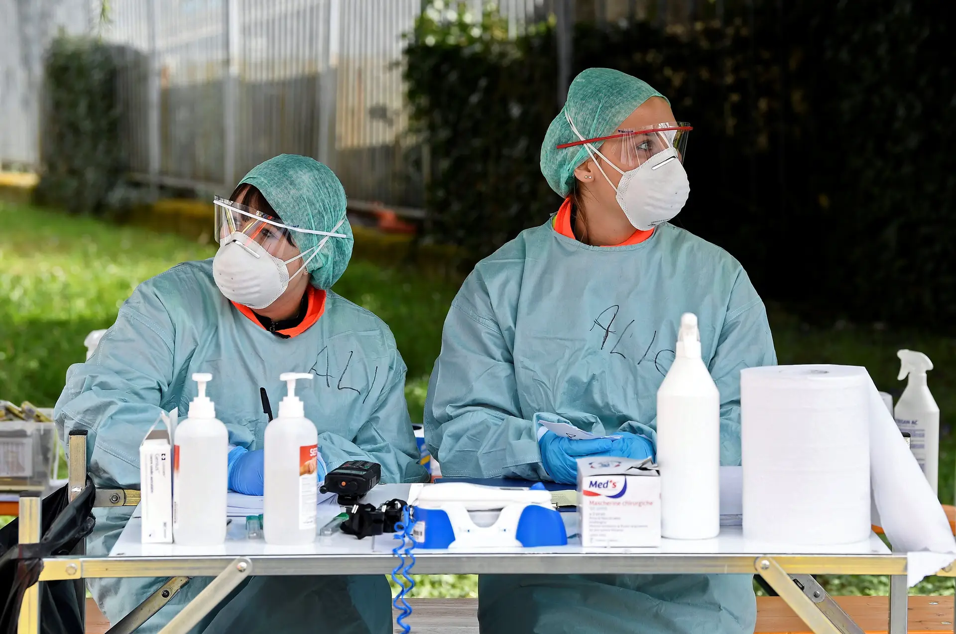 Funcionários das urgências atendem ao público sem material de proteção