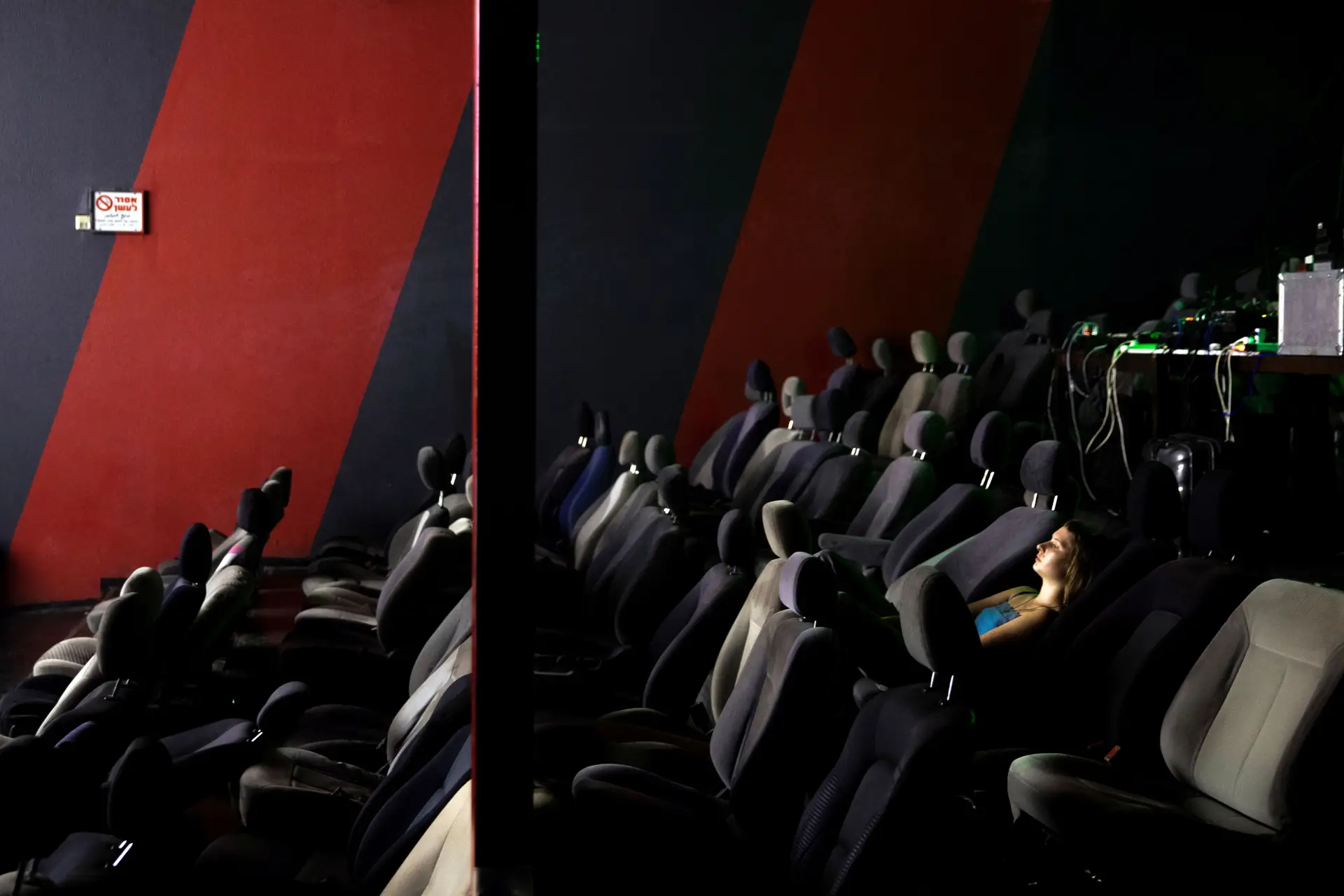 Metade das salas de cinema do país continuam abertas mas com novas regras