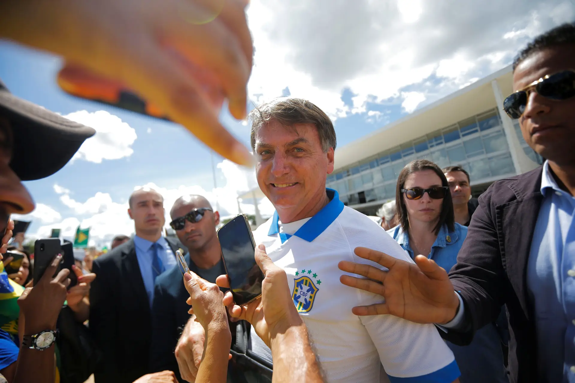 Bolsonaro contraria recomendações e tira selfies no meio de multidão