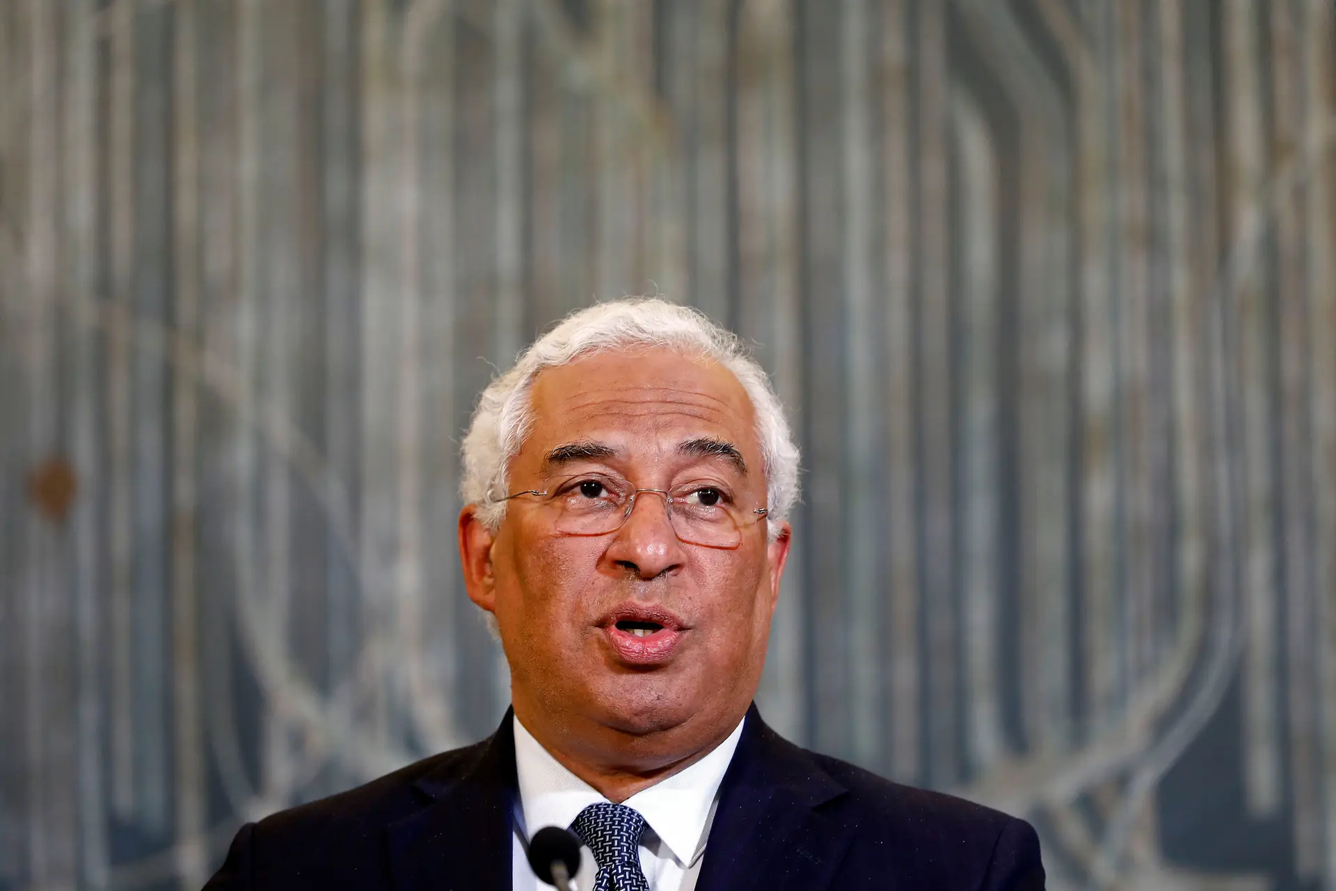 Governo admite que crise da Covid-19 só deve começar a diminuir em maio