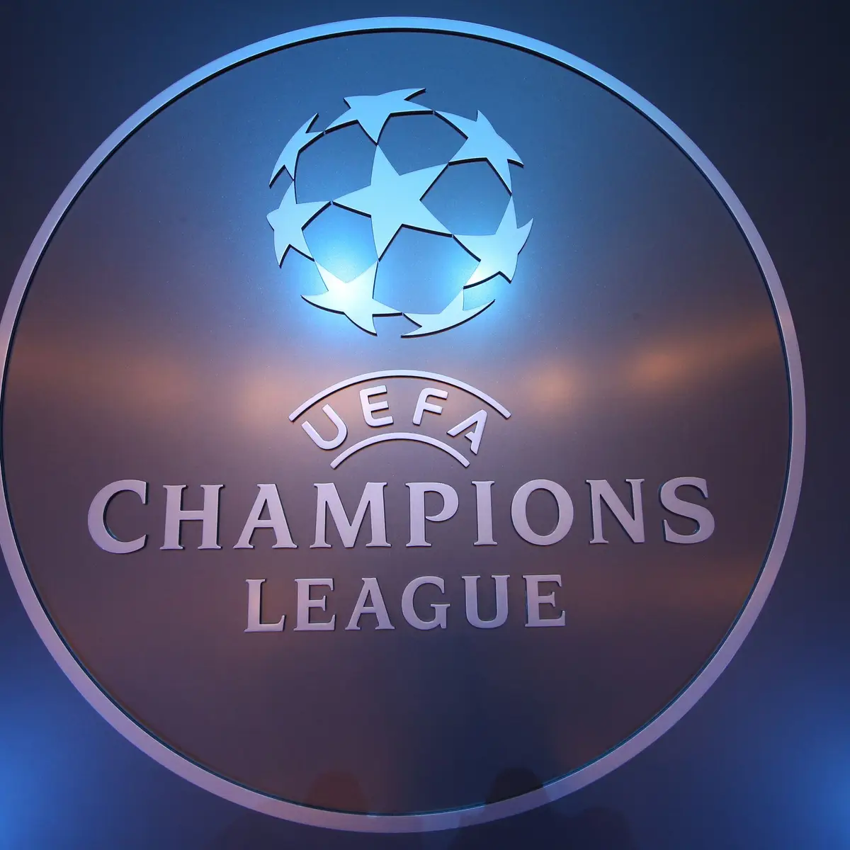 Uefa confirma adiamento de finais da Champions e da Europa League