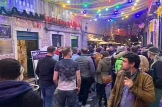 Centenas de pessoas na noite de Lisboa?