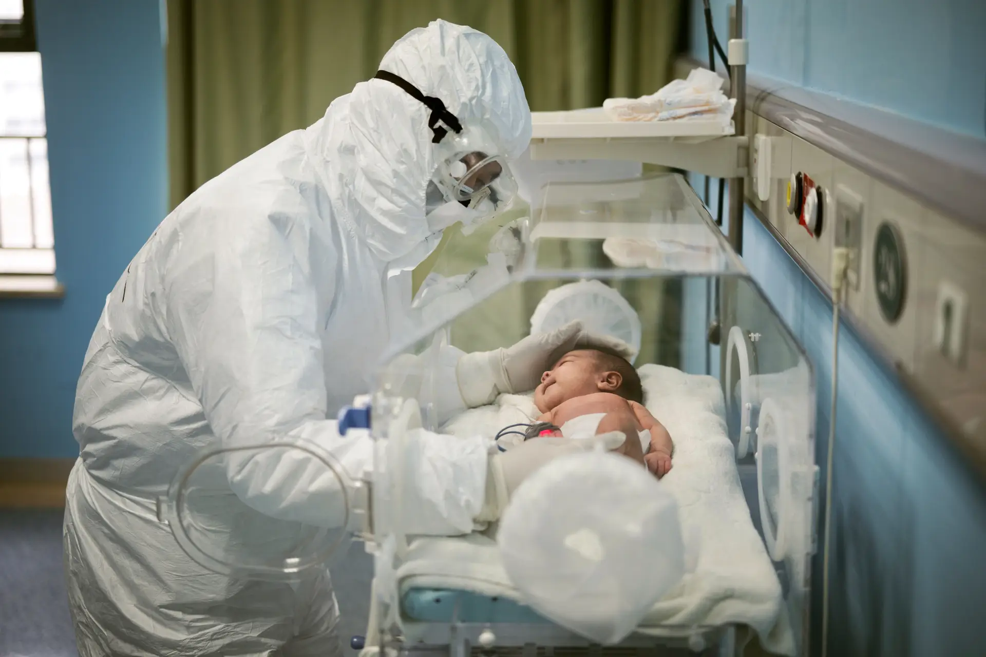 Covid-19: Novo estudo volta a sugerir que é intransmissível de mães para filhos
