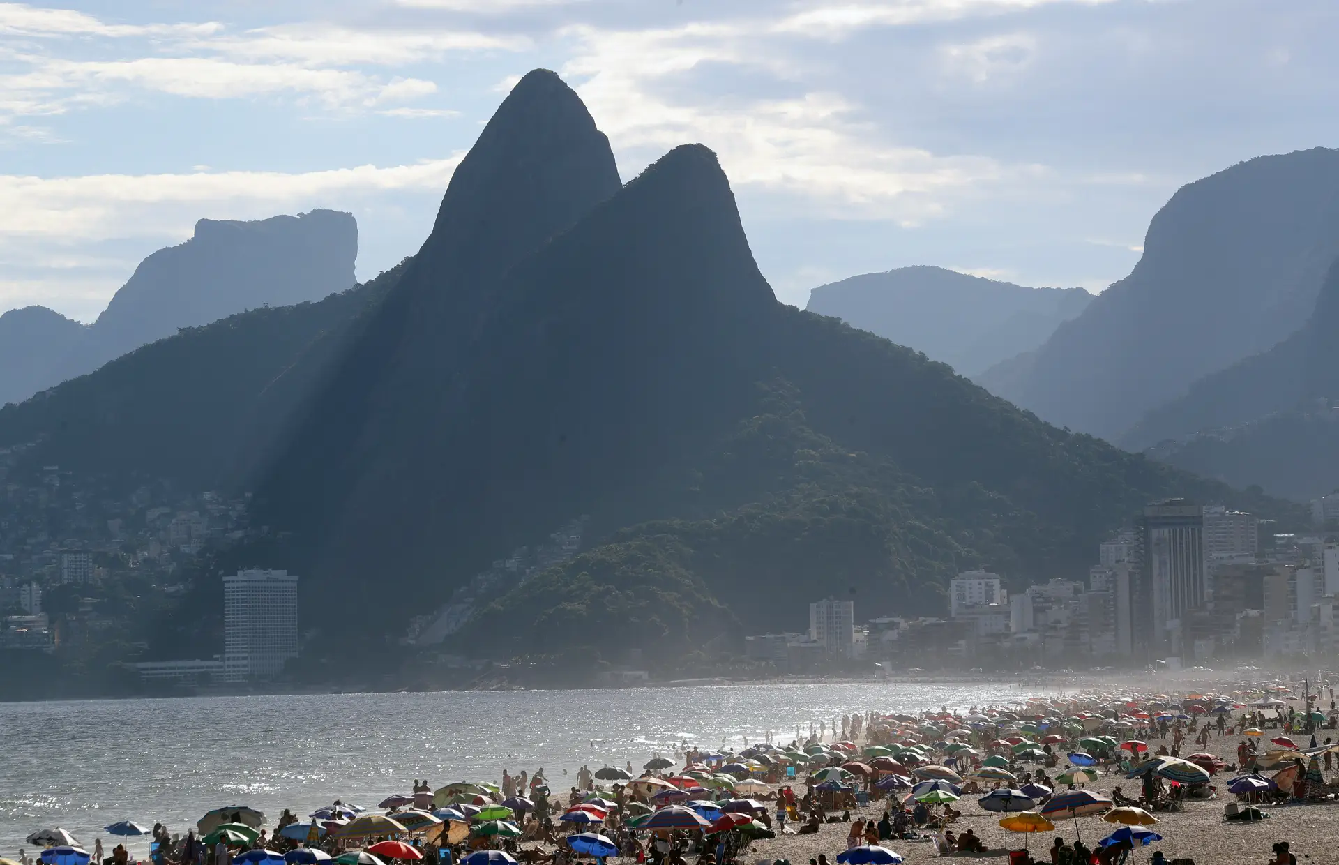 Depois de três dias de praias lotadas, Rio de Janeiro começa isolamento por causa do novo coronavírus