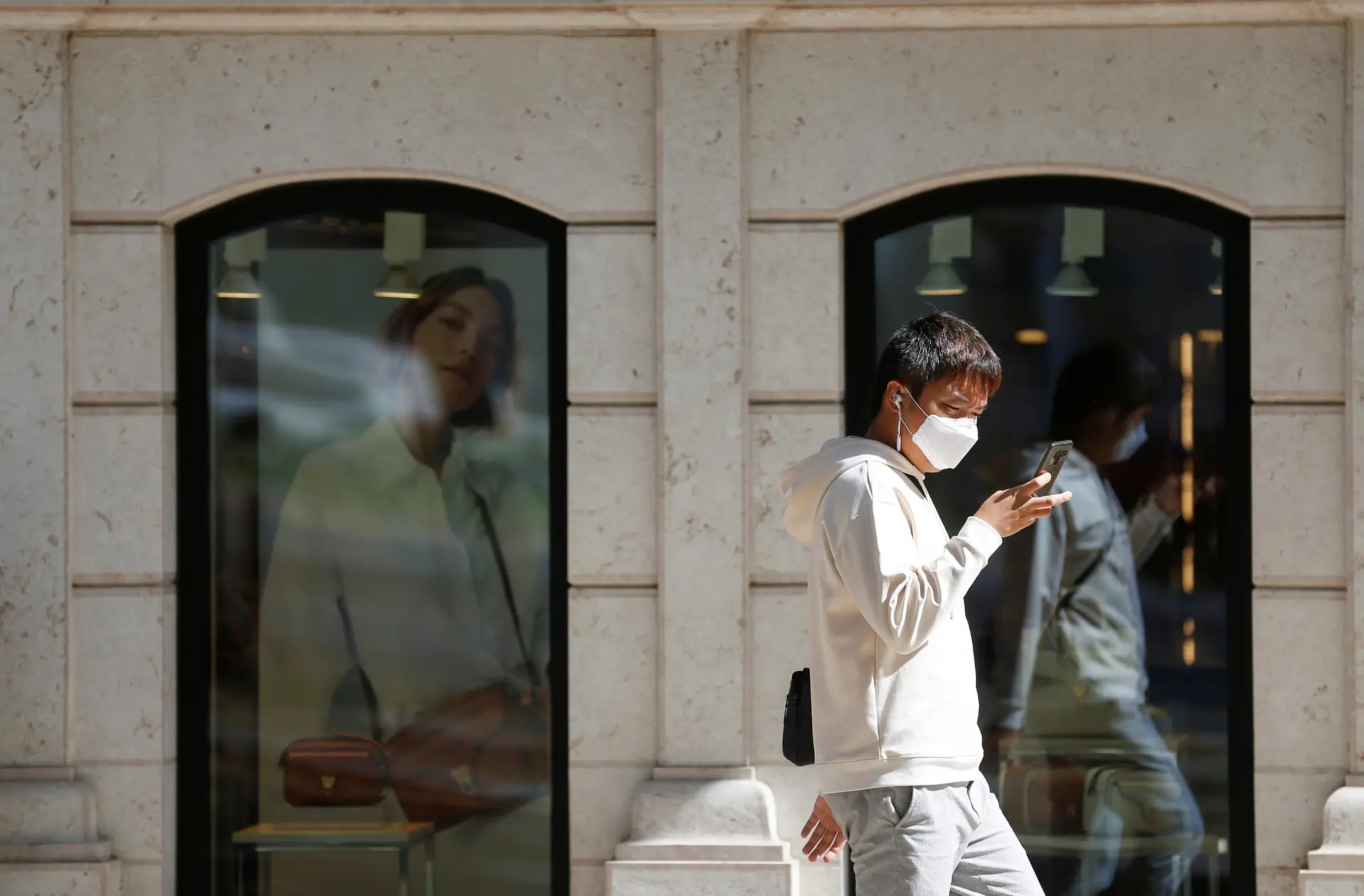 Serviços E Lojas Abertos Ao Público Adotam Regras Para Gerir Atendimento Sic Notícias 