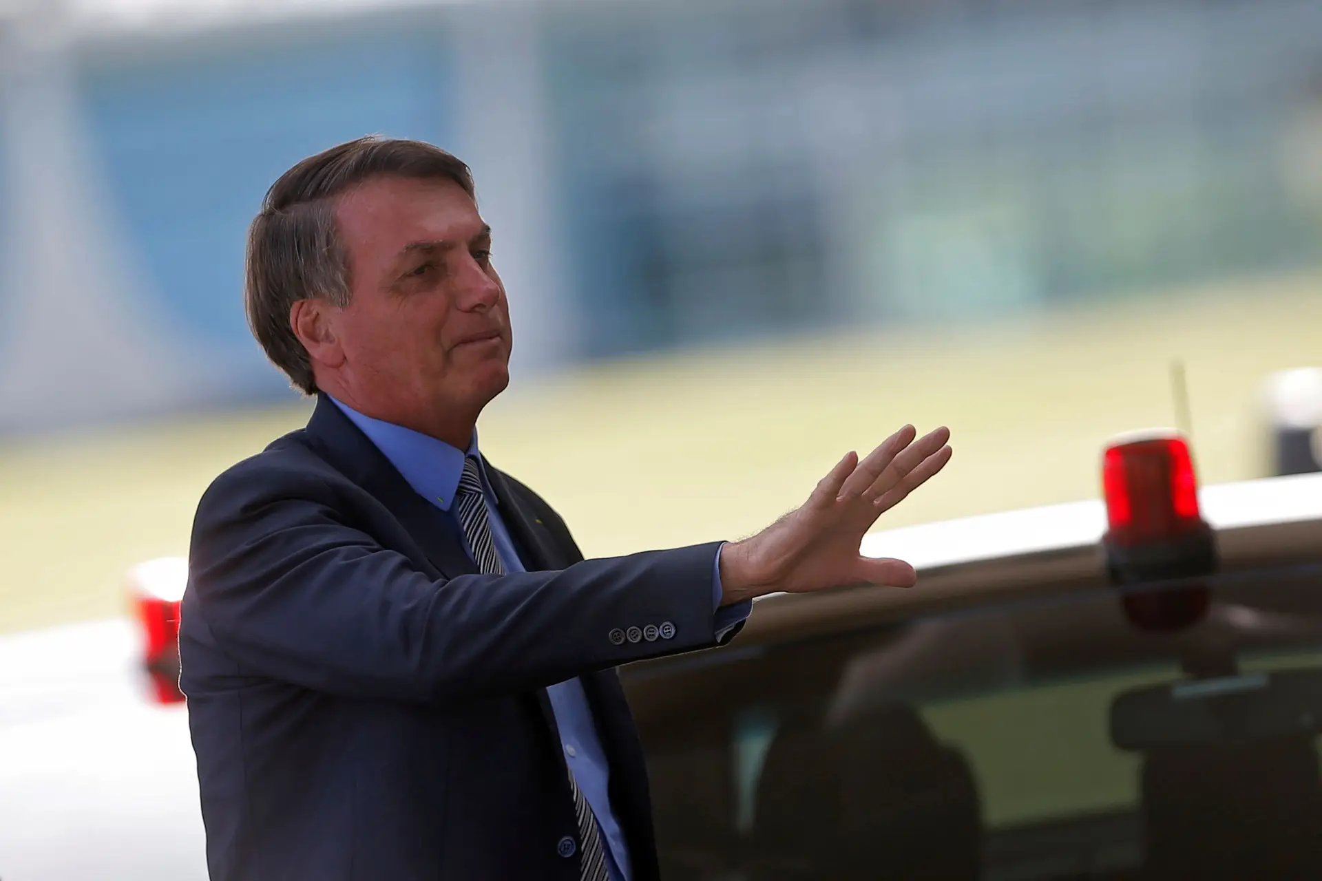 Estradas e aeroportos reabrem no Brasil por decreto de Bolsonaro
