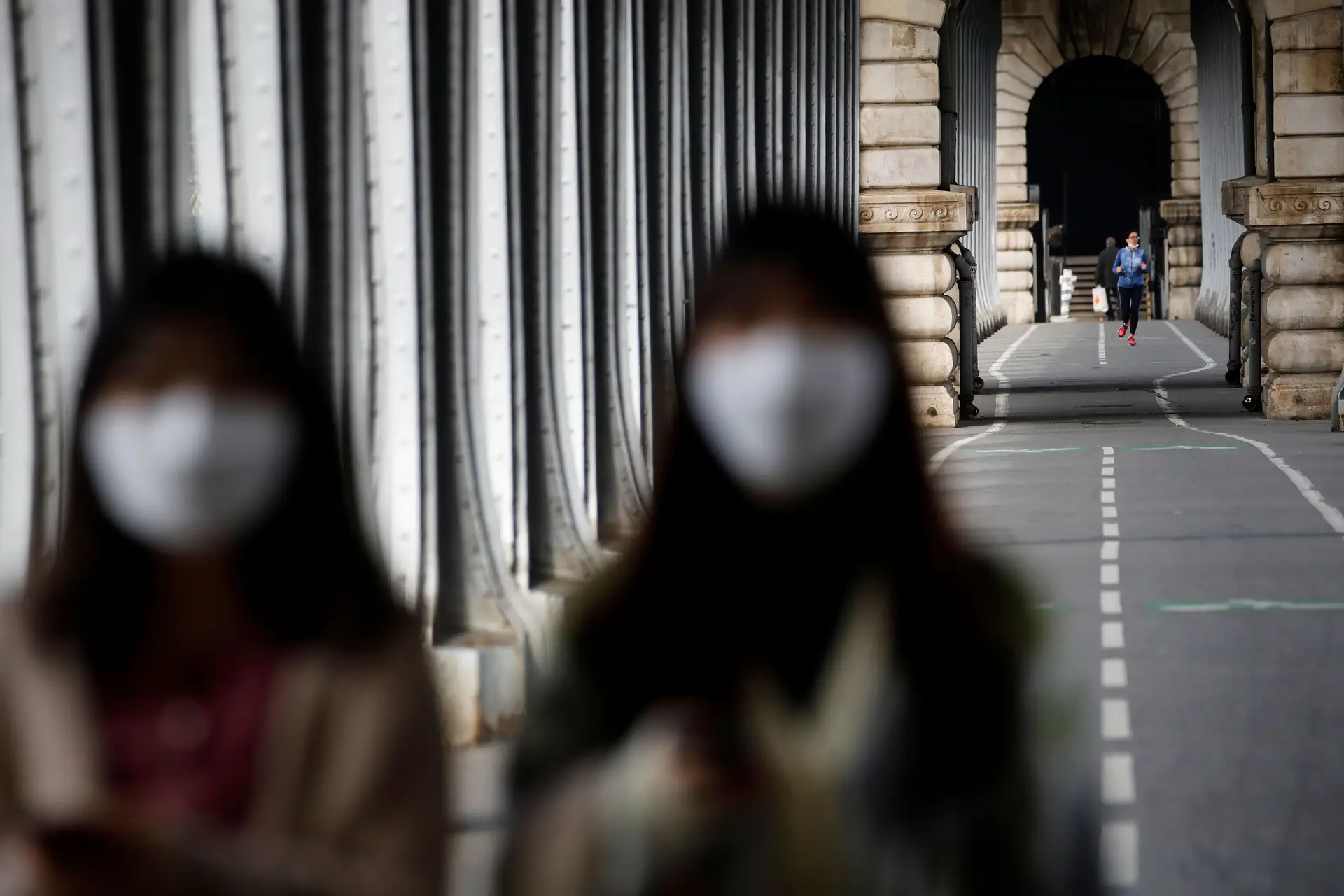 Covid-19: Multadas mais de 4.000 pessoas por violarem quarentena em França