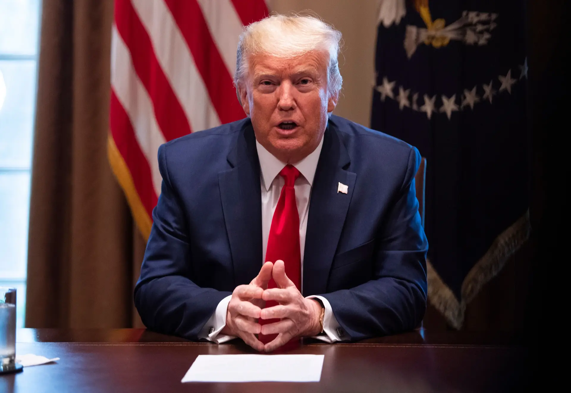 Trump invoca poderes de emergência para combater a pandemia de Covid-19