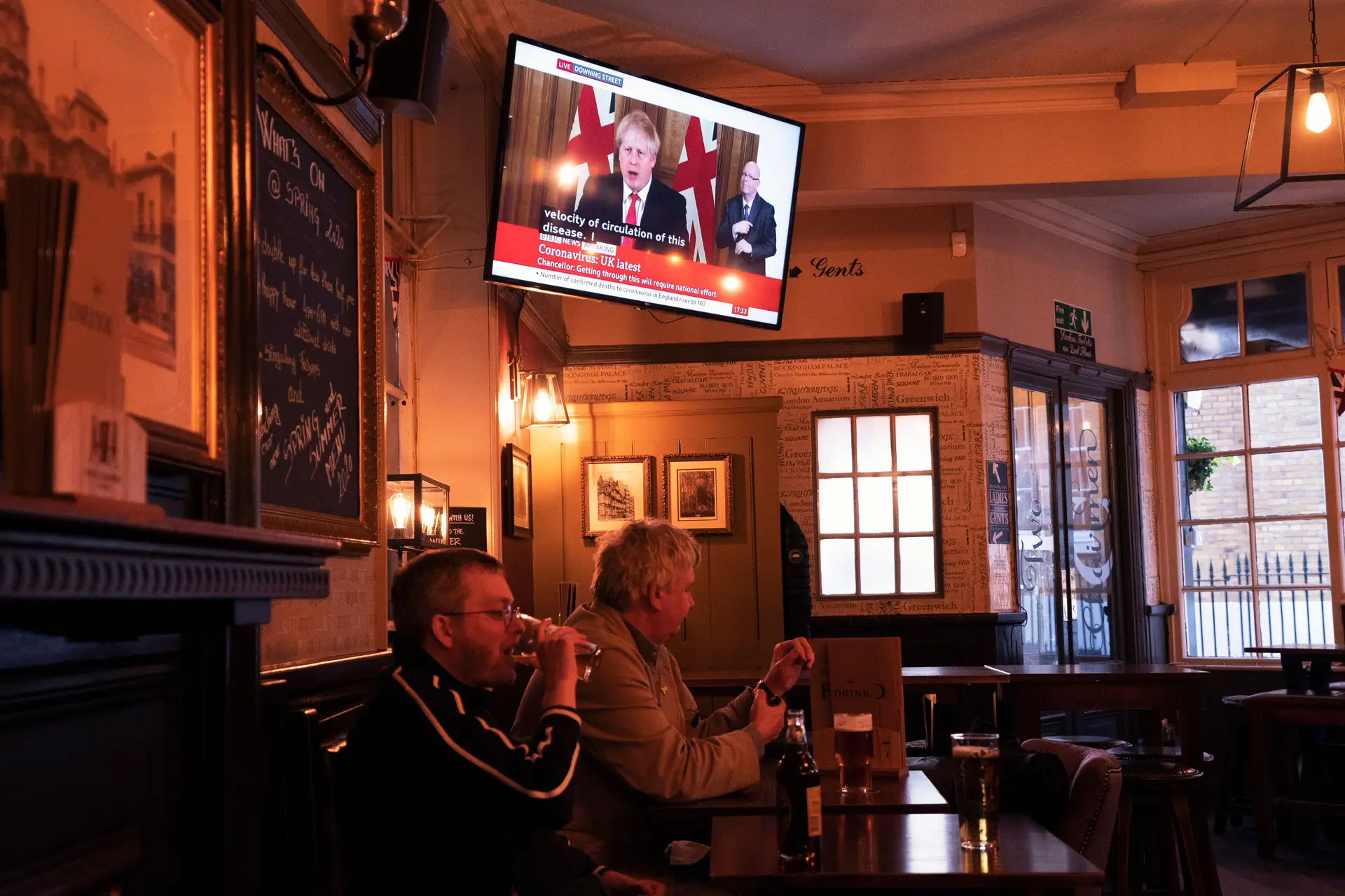 Boris Johnson ordena encerramento de pubs, cafés e restaurantes