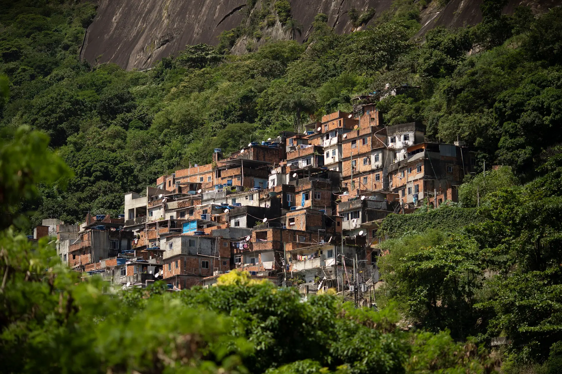 Milicianos e traficantes impõem recolher obrigatório em favelas do Brasil
