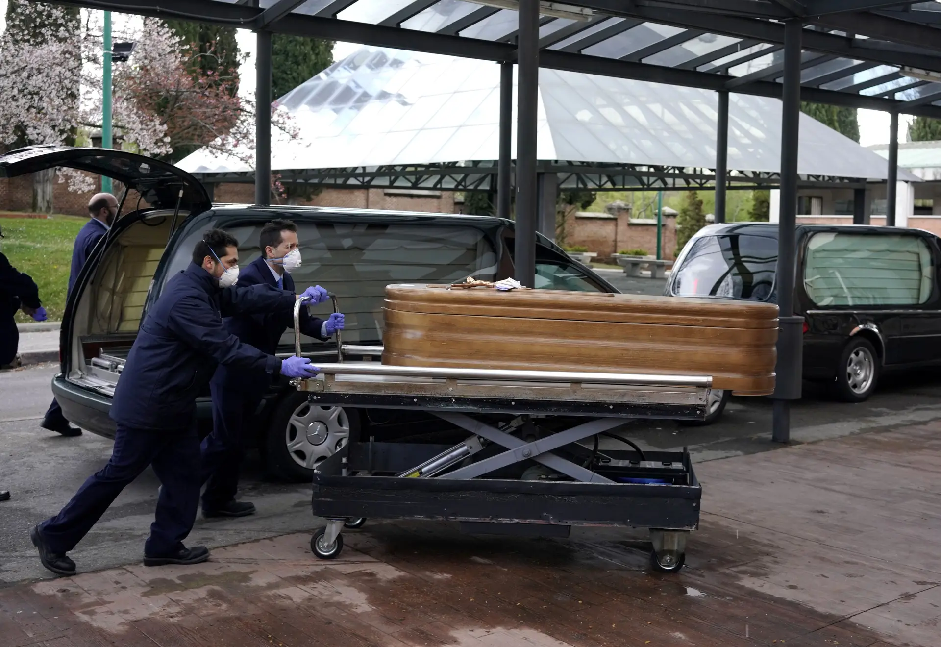 Madrid transforma pista de patinagem em morgue para receber mortos de coronavírus