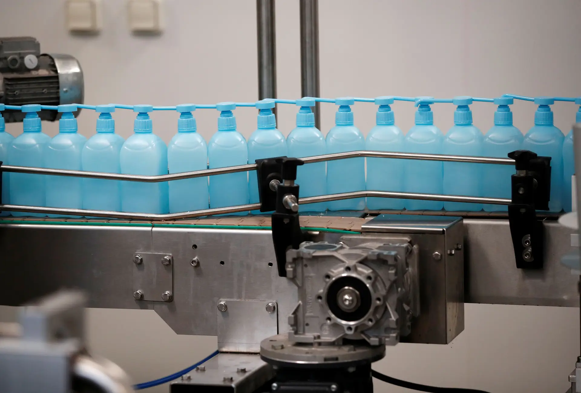 Governo declara prioritário apoio à produção de álcool para uso hospitalar