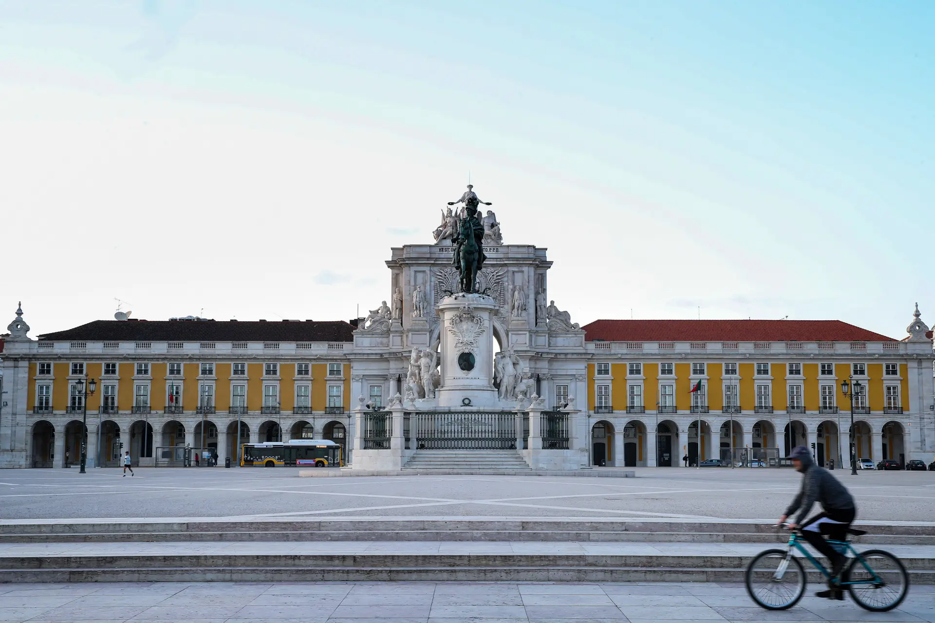 SIC Notícias | Portas fechadas e ruas vazias: as imagens de Portugal a  adaptar-se às novas regras