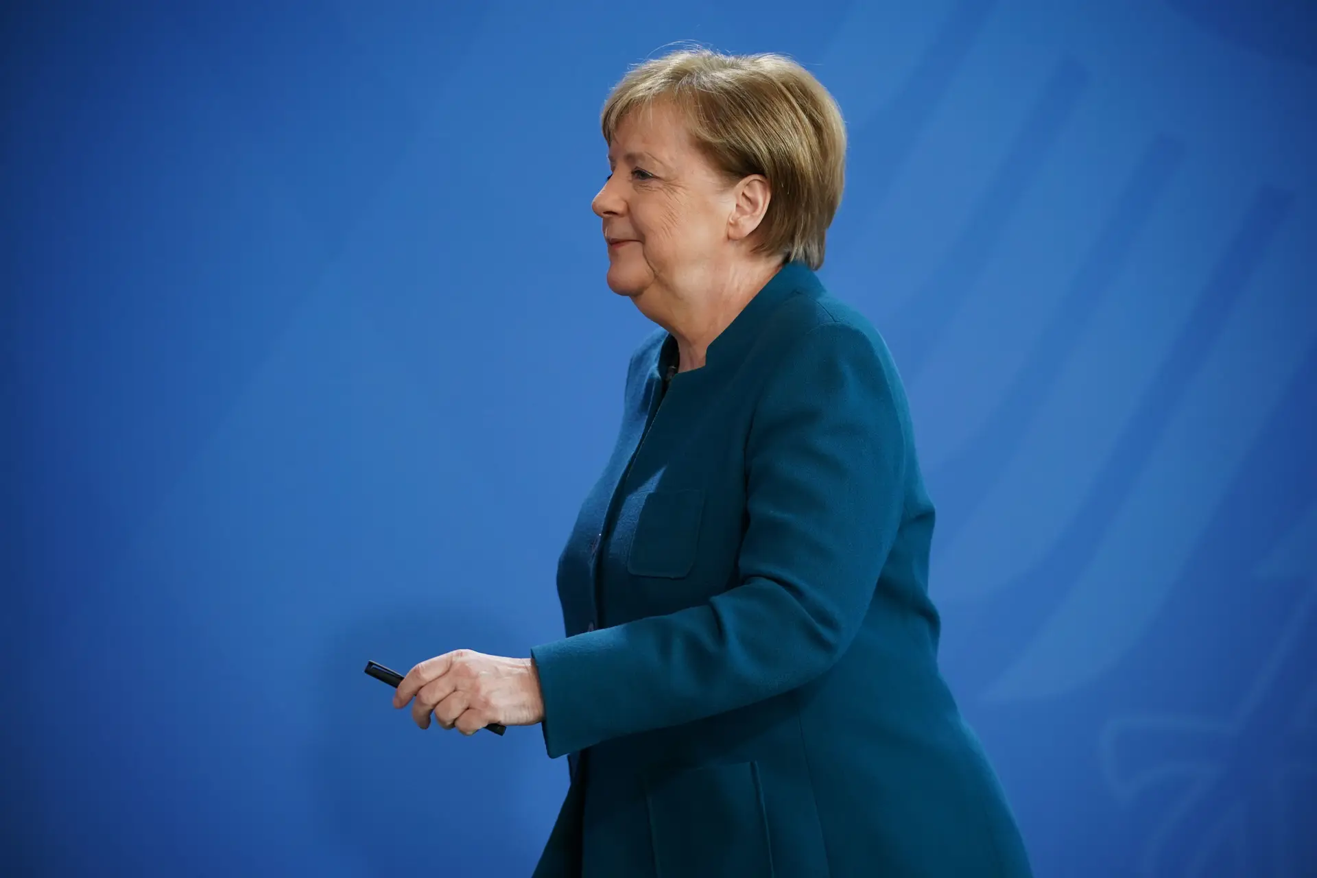 Covid-19: Segundo teste a Angela Merkel dá negativo