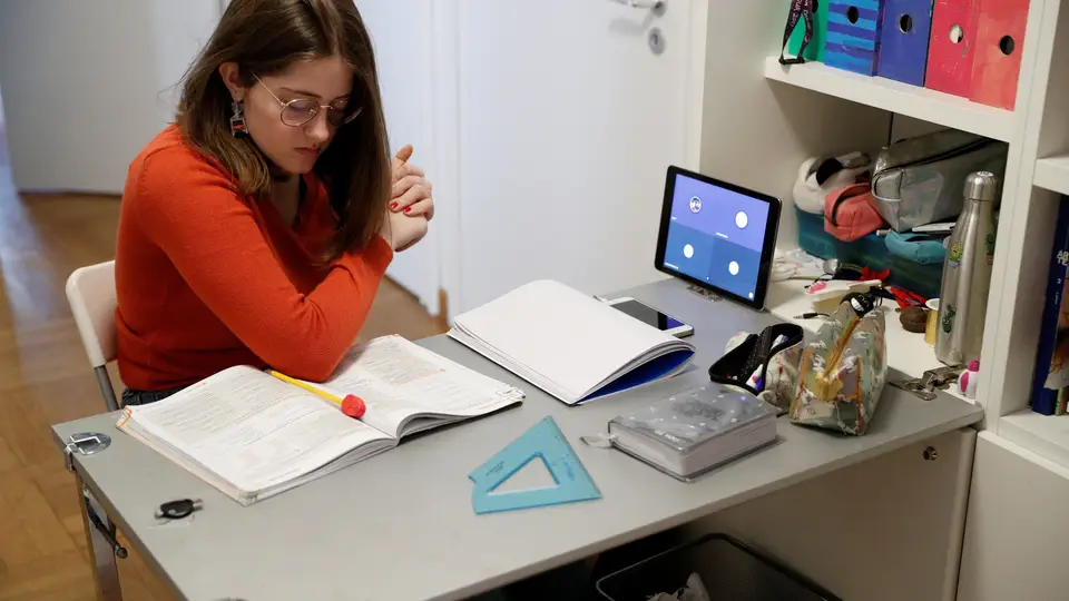 Lavinia Tomassini, 14 anos, usa o iPad para participar numa aula online de francês em Milão, Itália